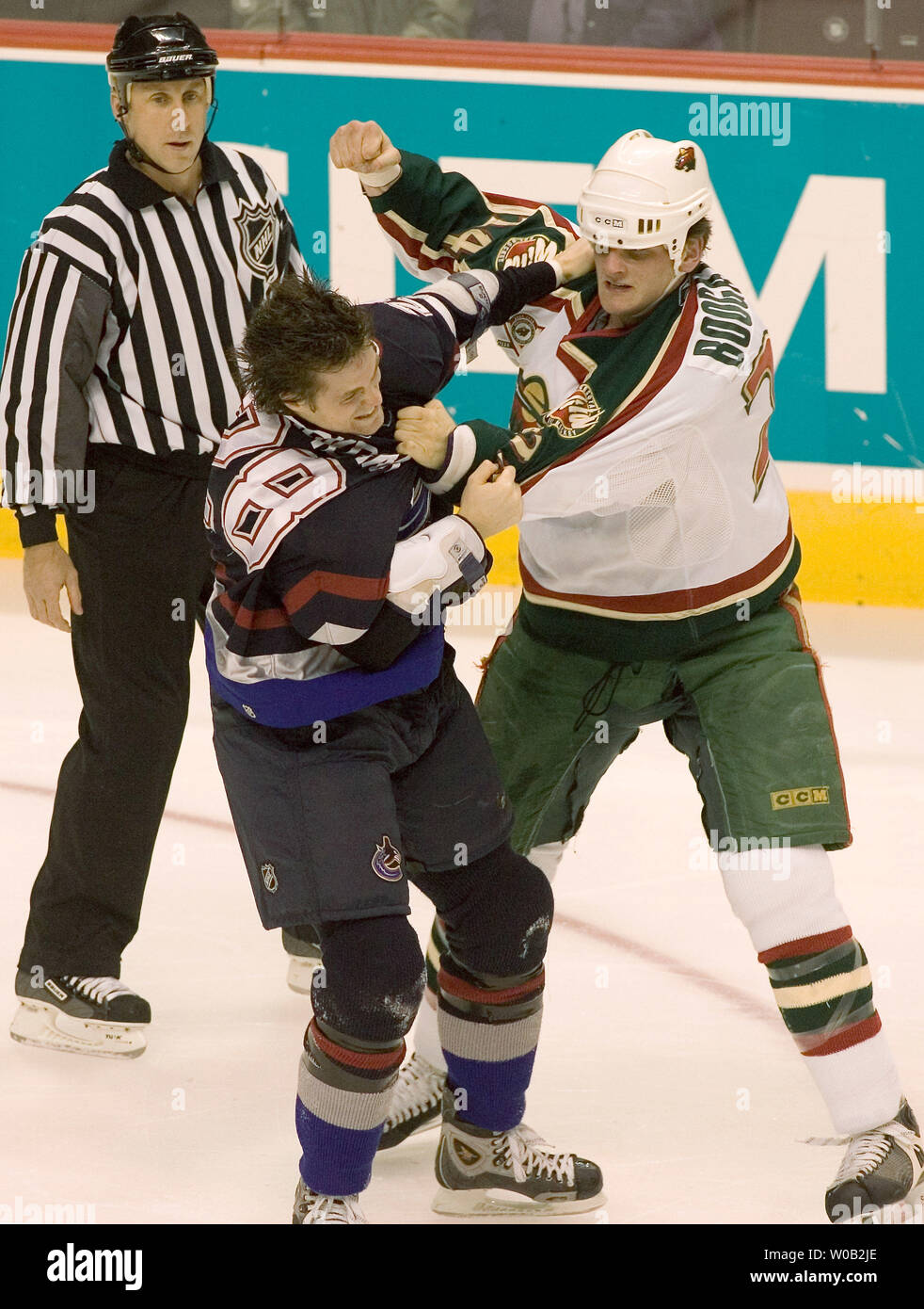 Minnesota Wild Derek Boogaard (24) block St. Louis Blues Mike Weaver from  getting to the puck