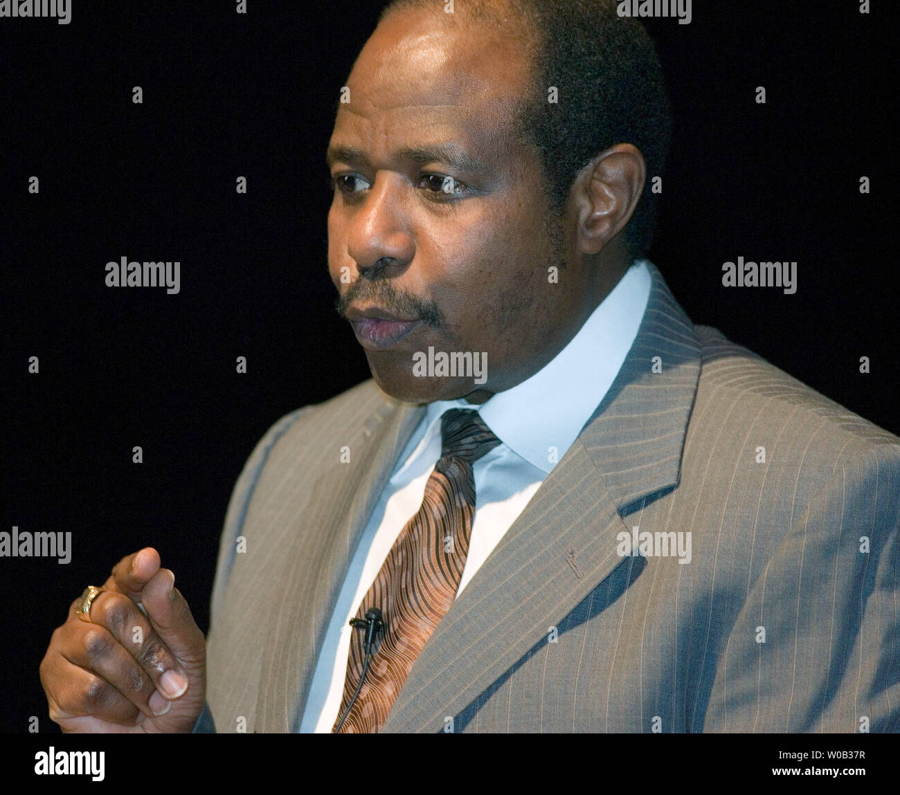 Paul Rusesabagina the real-life inspiration for last years  Academy Award-nominated film, 'Hotel Rwanda' gives a lecture at Vancouver's University of of British Columbia, Chan Center, January 8, 2006. A Hutu, Rusesabagina saved hundreds of Tutsis from genocide during Rwanda's civil war by sheltering them in the upscale hotel he worked for. (UPI Photo/Heinz Ruckemann) Stock Photo
