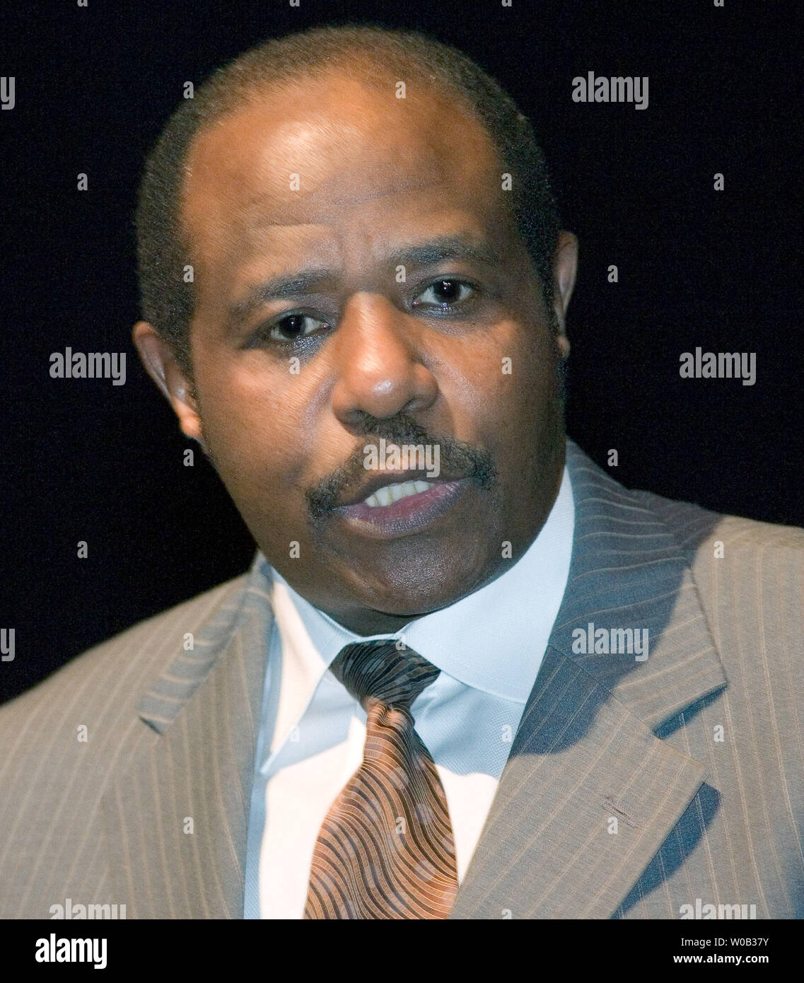 Paul Rusesabagina, the real-life inspiration for last years  Academy Award-nominated film 'Hotel Rwanda', gives a lecture at Vancouver's University of of British Columbia, Chan Center, January 8, 2006. A Hutu, Rusesabagina saved hundreds of Tutsis from genocide during Rwanda's civil war by sheltering them in the upscale hotel he worked for. (UPI Photo/Heinz Ruckemann) Stock Photo