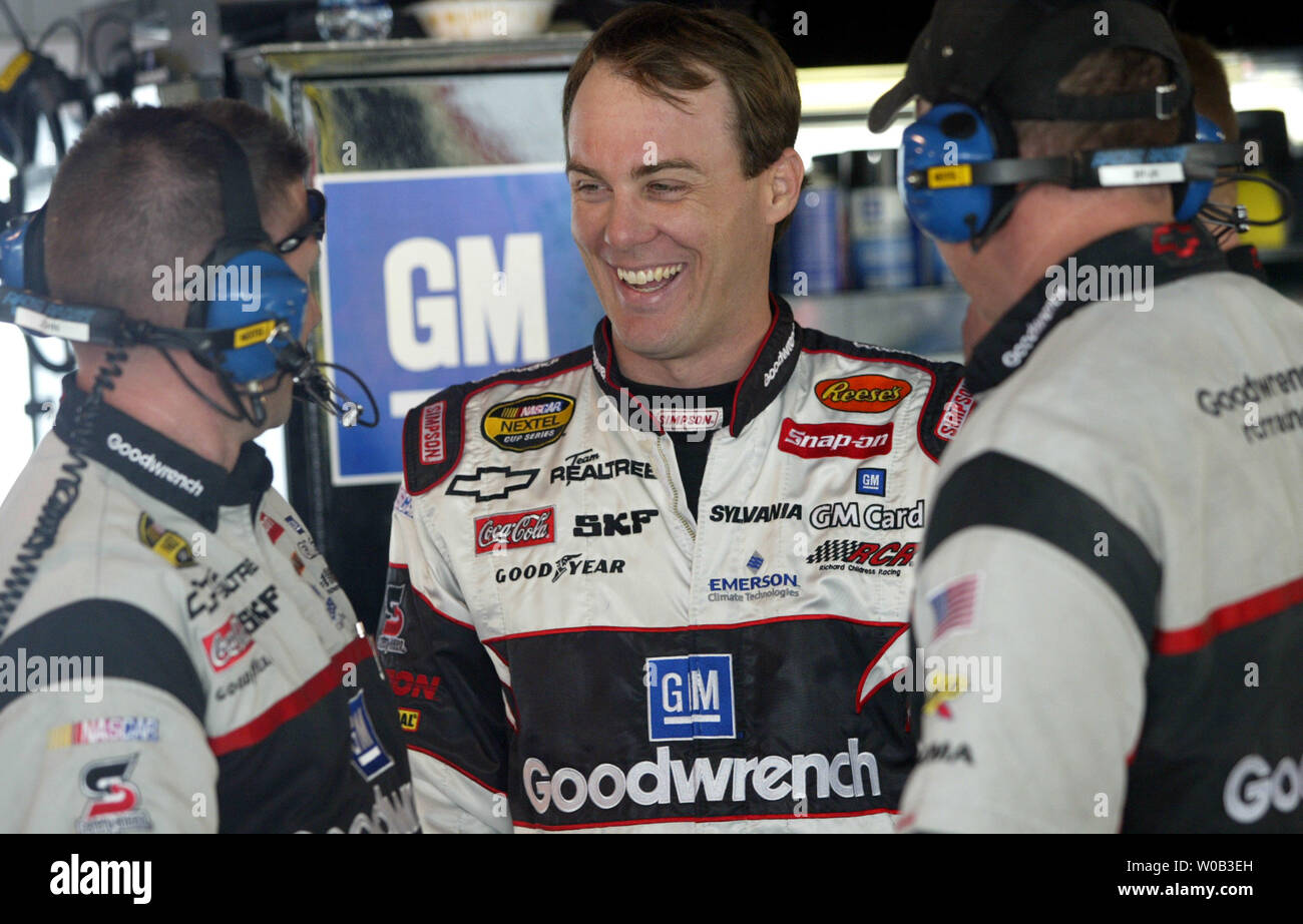 NASCAR race car driver Kevin Harvick,  center, talks with members of his GM Goodwrench Chevrolet crew before practice for the DIRECTV 500 at the Martinsville Speedway in Martinsville, VA on March 31, 2006. (UPI Photo/Nell Redmond) Stock Photo