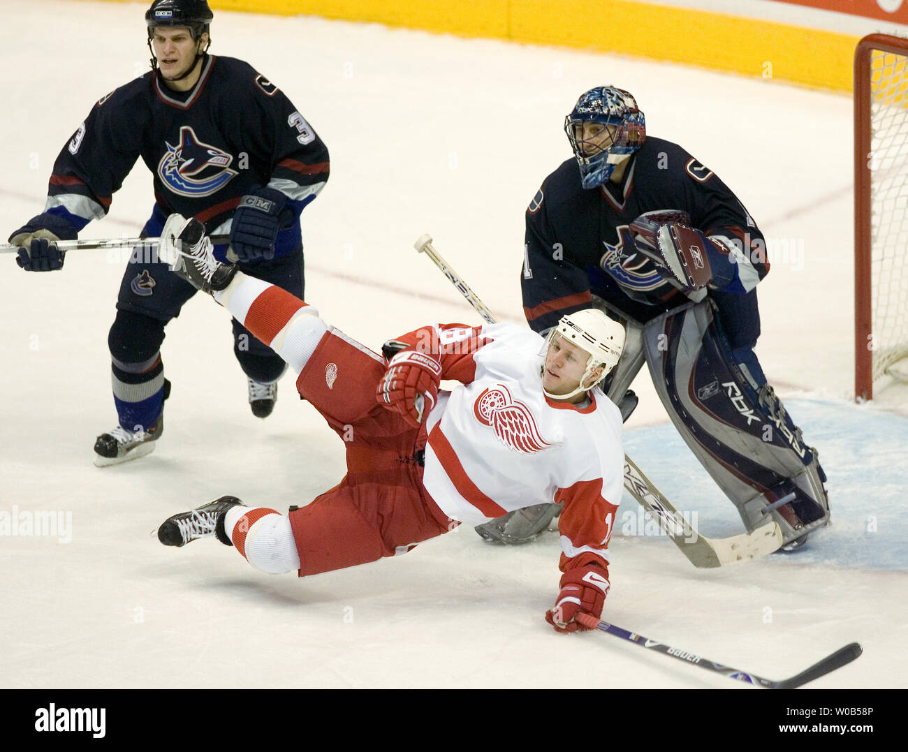  2013-14 Upper Deck Hockey Series 2#255 Kevin Bieksa Vancouver  Canucks : Collectibles & Fine Art