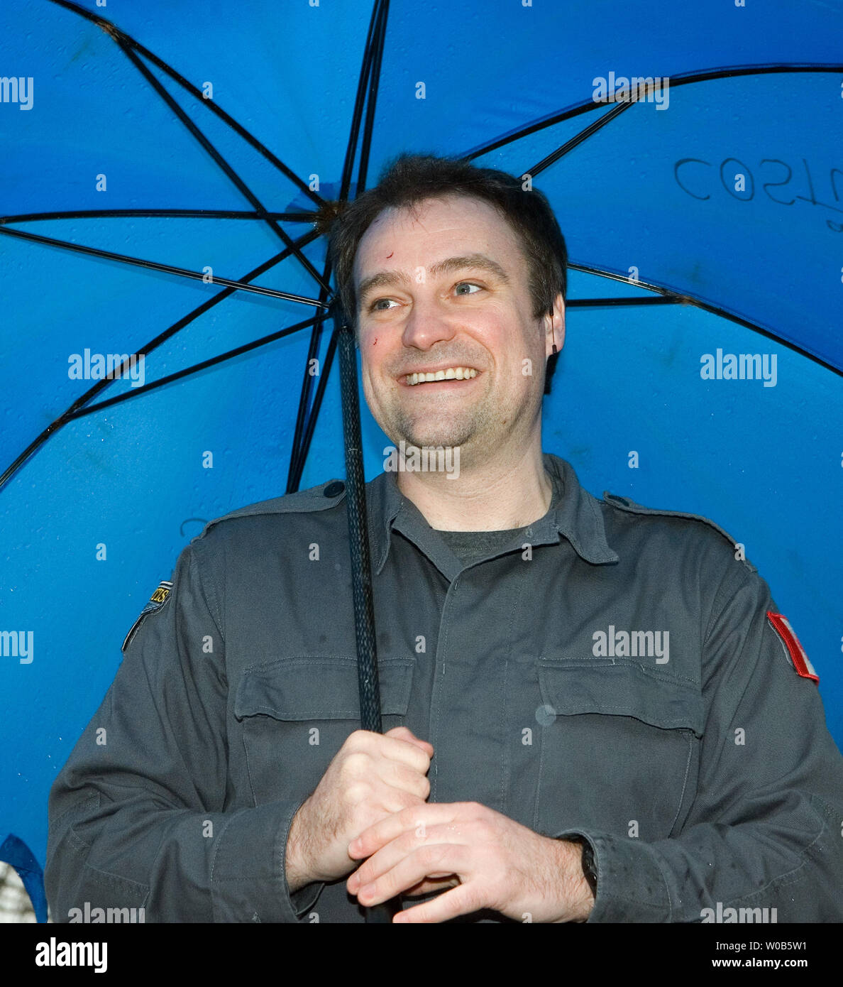 Films Et Séries Tv Avec David Hewlett During his lunch break, Stargate Atlantis actor David Hewlett (Dr. Rodney  McKay) talks to fans through the fencing at Bridge Studios near Vancouver,  British Columbia, March 22, 2007. The fans want Scottish