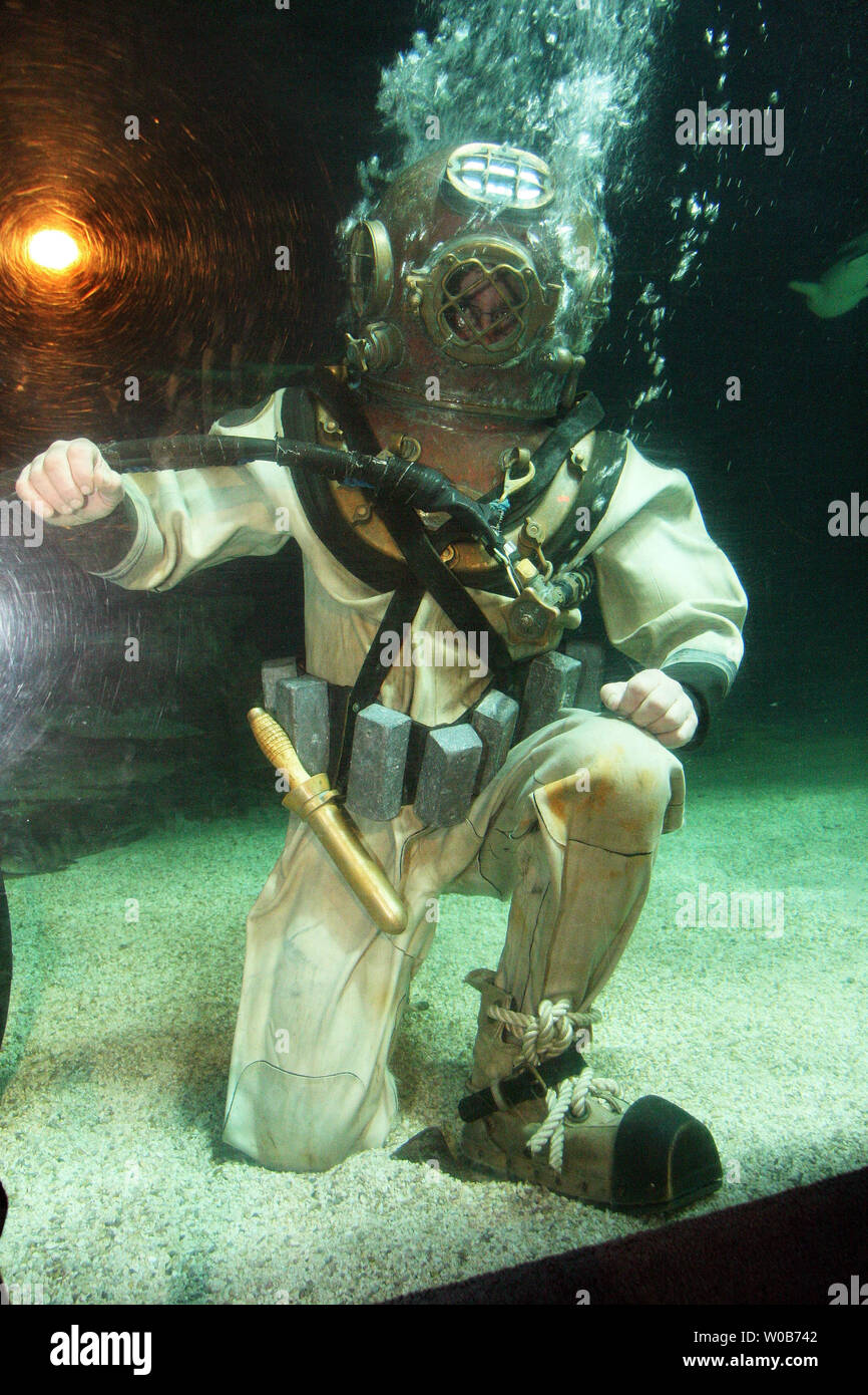 Mark v diving suit hires stock photography and images Alamy