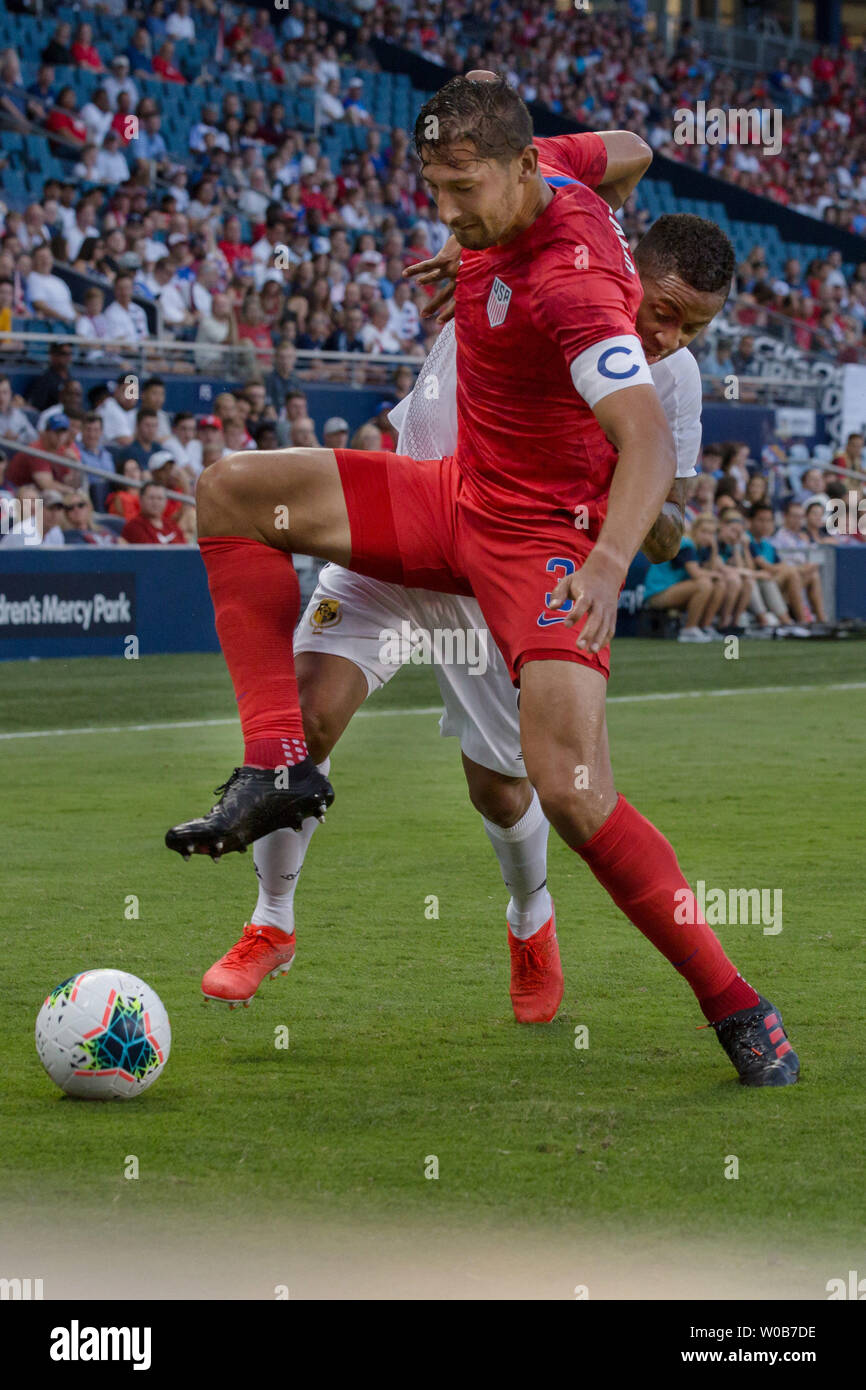 Kansas City, Kansas, USA. 25th June, 2019. USMNT defender Omar Gonzalez #3 (front) is on defense against Panama forward Gabriel Torres #9 (behind) during the first half of the game. Credit: Serena S.Y. Hsu/ZUMA Wire/Alamy Live News Stock Photo