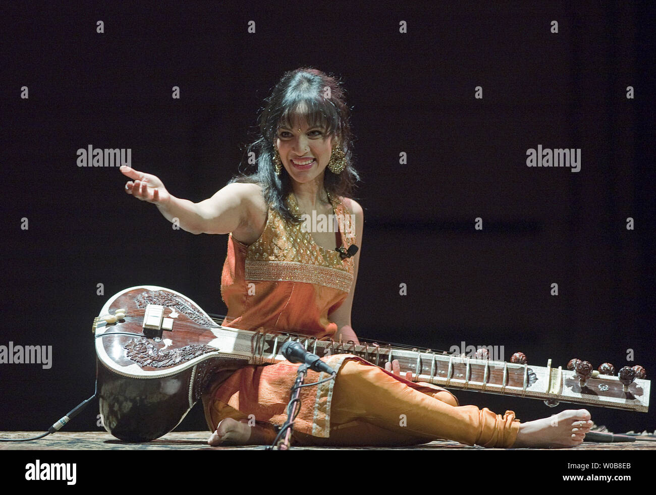 Anoushka Shankar 27 Years Old Leads The First Set Without Her Father Ravi Shankar At The Orpheum Theater In Vancouver British Columbia May 16 2009 Recently Completing A Farewell Tour Of Europe Ravi Shankar