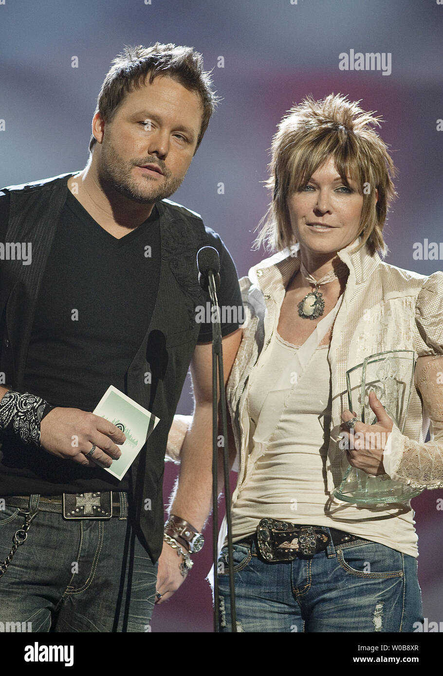 Patricia Conroy and Deric Ruttan present the Group / Duo of the Year ...