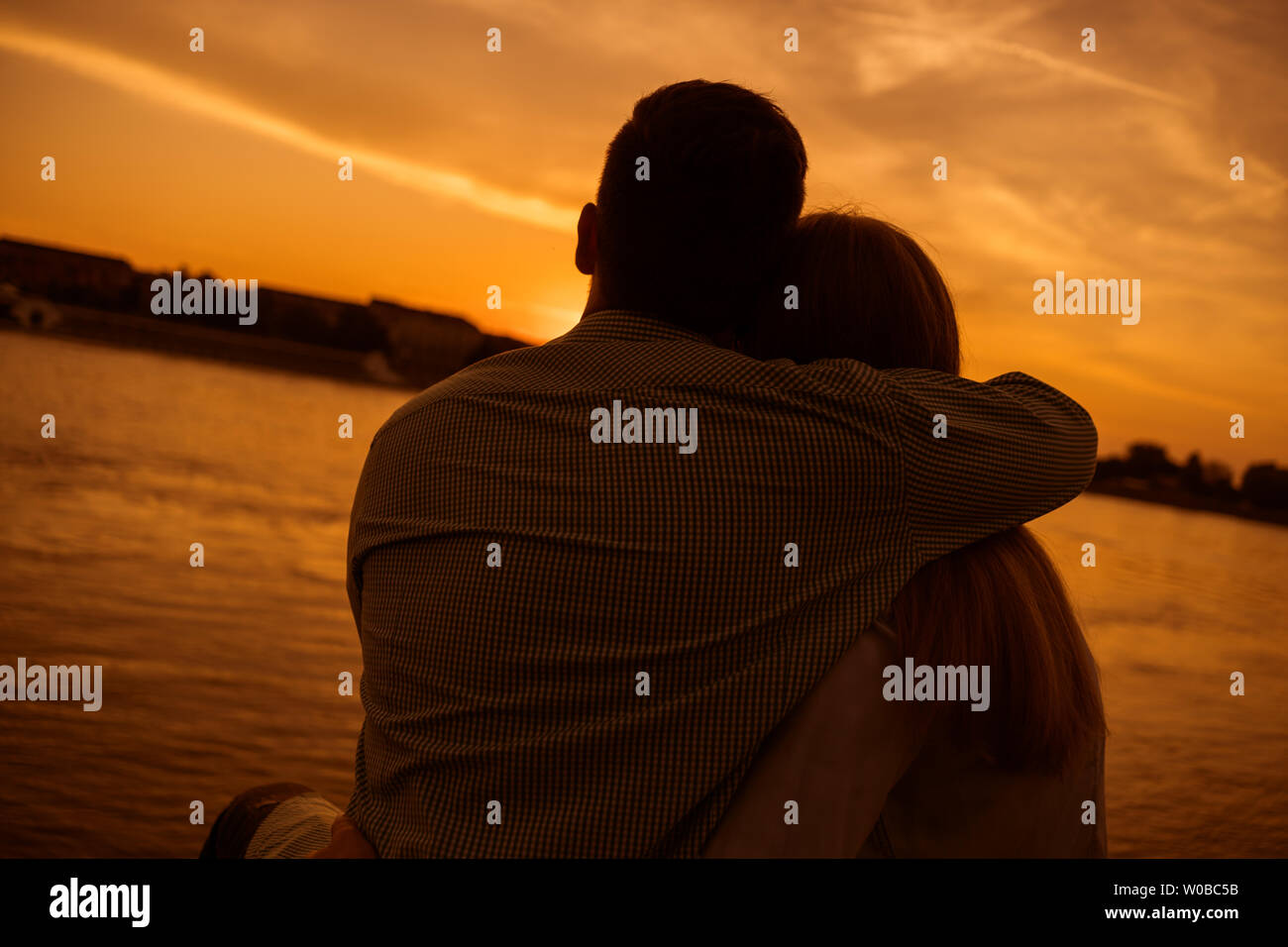 Couple embracing silhouette hi-res stock photography and images - Alamy