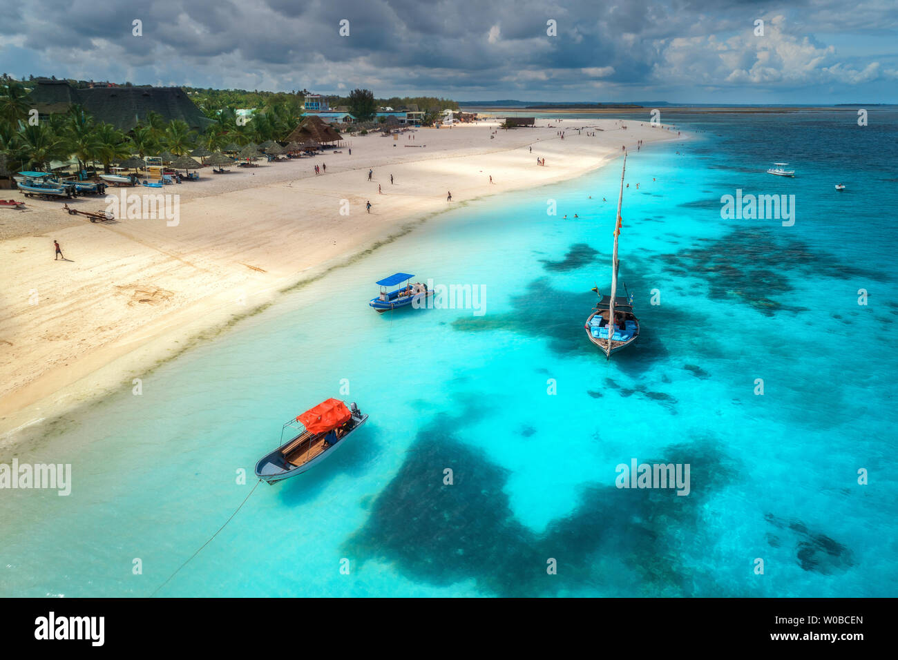Aerial view of boats on tropical sea coast with sandy beach Stock Photo