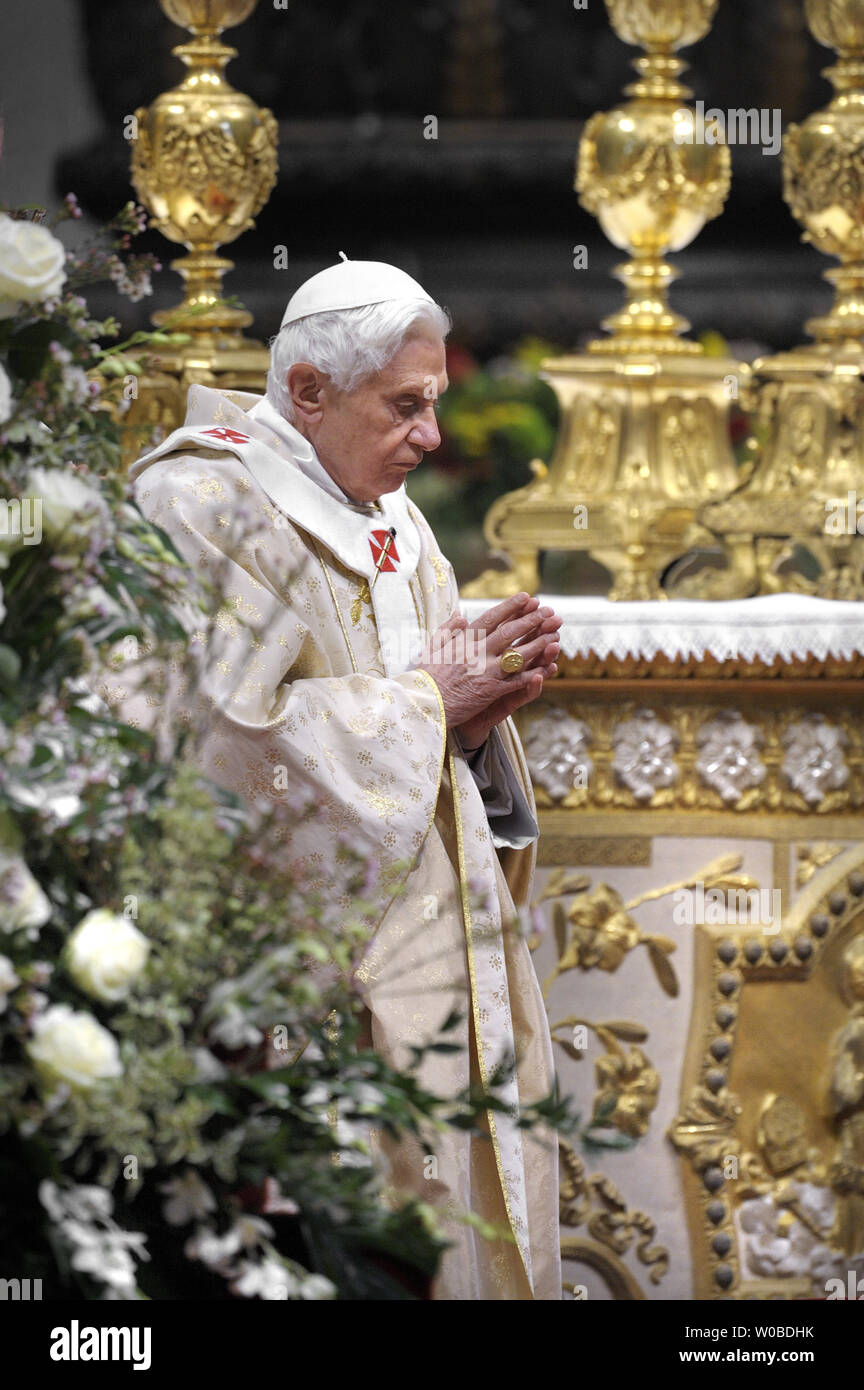 Pope Benedict XVI leads the mass in Solemnity of the Chair of St Peter ...