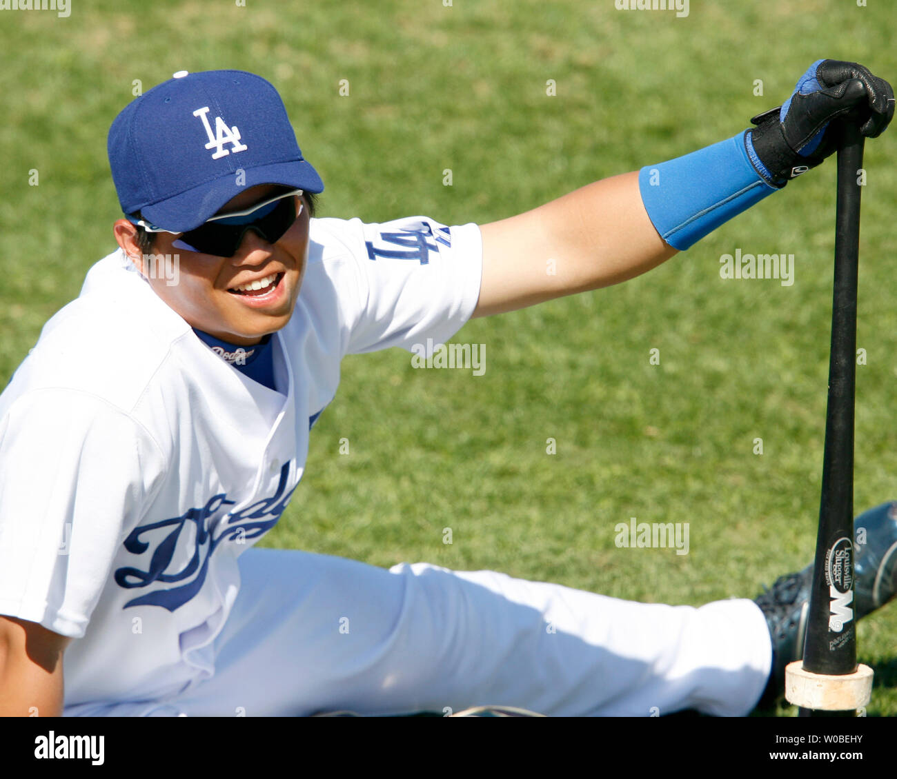 Los Angeles Dodgers infielder Chin Lung Hu stretches prior to the game with the St. Louis Cardinals at the Dodgertown in Vero Beach, Florida  March 7, 2007. The Cardinals beat the Dodgers  11-1.  (UPI Photo /Jon SooHoo) Stock Photo