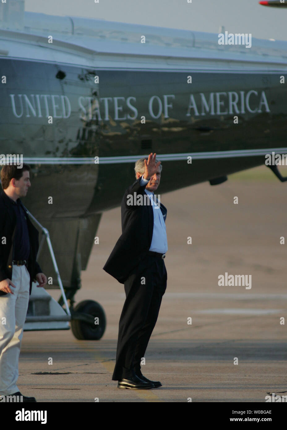 President George W. Bush arrives in Waco, Texas to spend the Father's Day weekend at his ranch in Crawford, Texas on June 16, 2006. President Bush waves to the greeters while waiting for the arrival of First Lady Laura Bush. (UPI Photo/Ron Russek II) Stock Photo