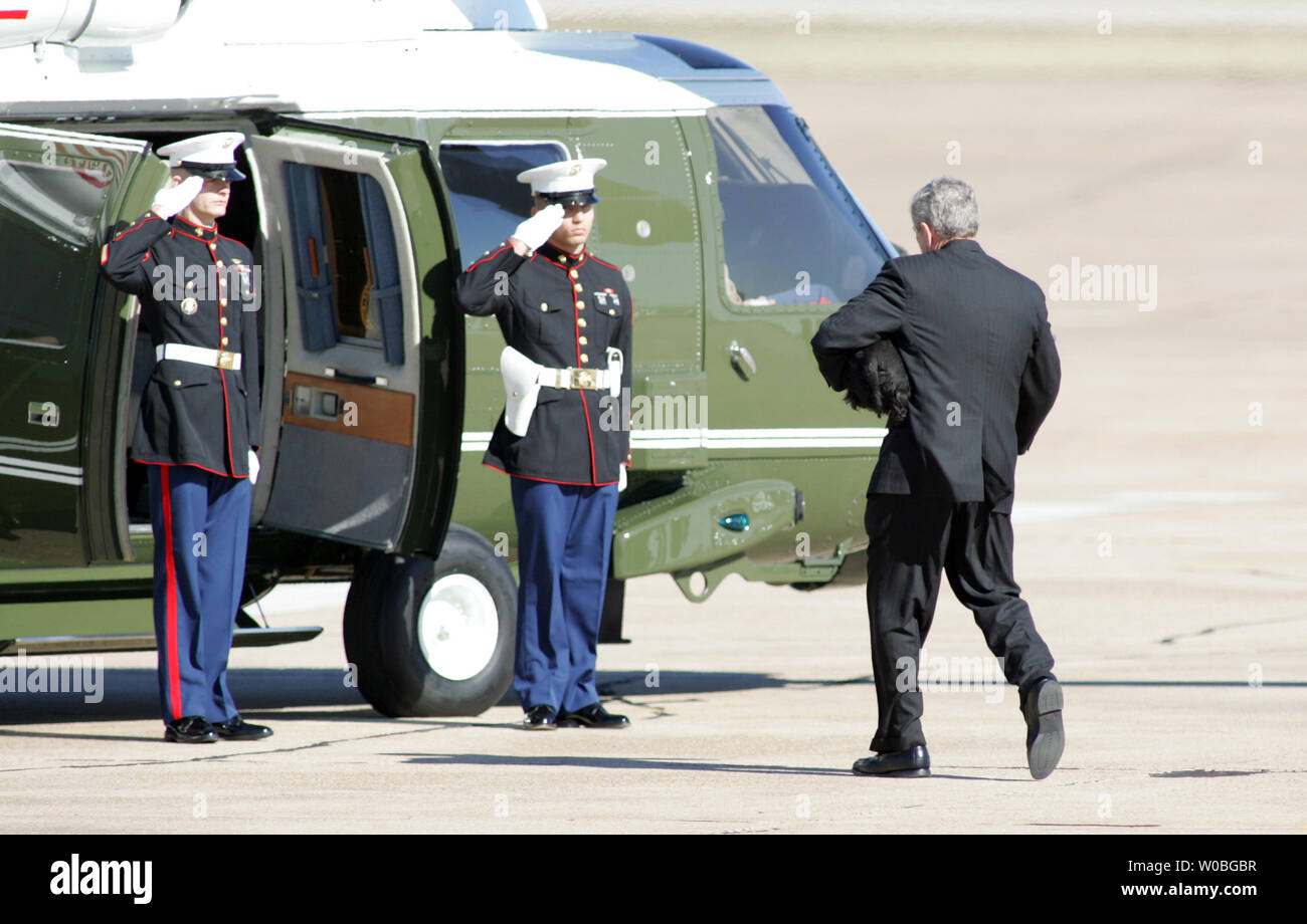President George W. Bush arrives at the TSTC airport in Waco, Texas on December 26, 2006. The President accompanied by First Lady Laura Bush and her mother Jenna Welsh intend to spend the holiday's at his ranch in Crawford, Texas. (UPI Photo/Ron Russek II) Stock Photo