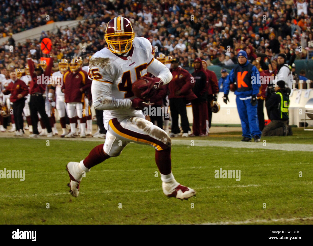 The Washington Redskins Mike Sellers runs for a four yard touchdown reception in the first quarter against the Philadelphia Eagles on January 1, 2006 in a game at Lincoln Financial Field in Philadelphia, Pa.  (UPI Photo/Mark Goldman) Stock Photo