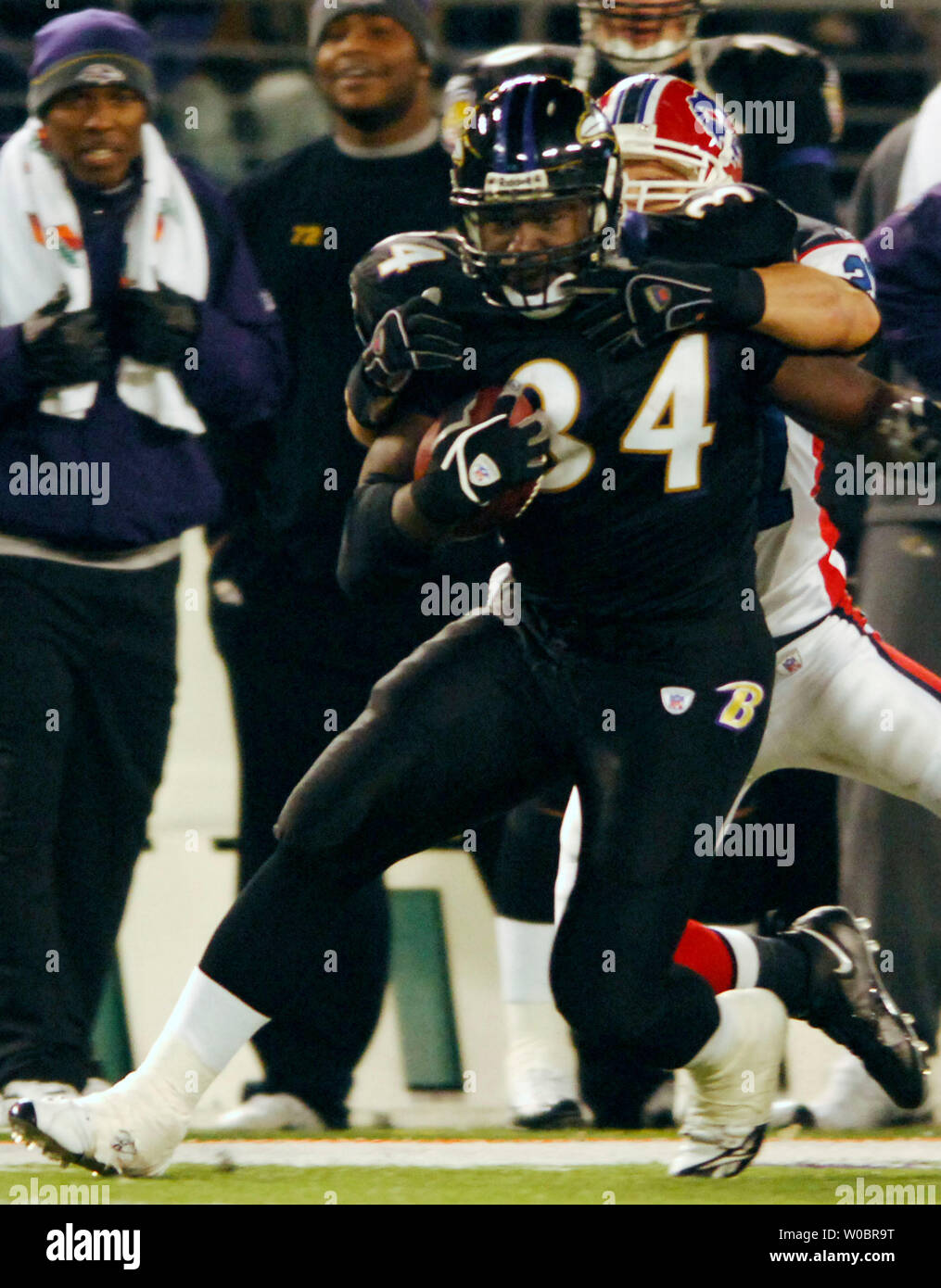 The Baltimore Ravens running back Ovie Mughelli (34) catches a twelve-yard pass for a first down in the fourth quarter against the Buffalo Bills cornerback Nate Clements (22) on December 31, 2006 at M&T Bank Stadium in Baltimore, Maryland. The Ravens defeated the Bills 19-7.  (UPI Photo/ Mark Goldman) Stock Photo