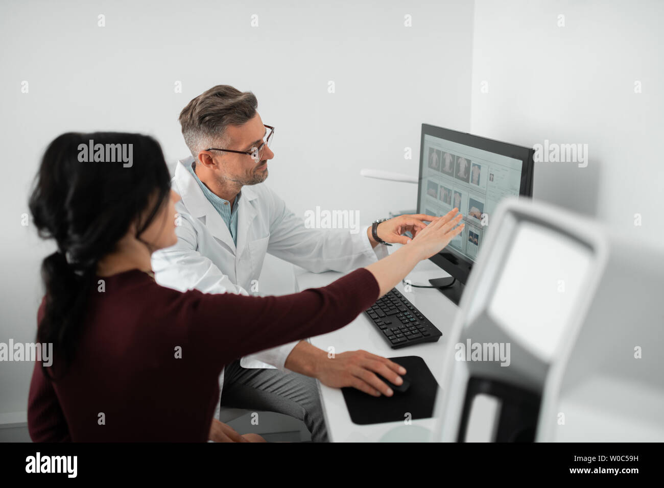 Surgeon Using A Computer Surgeon using computer hi-res stock photography and images - Alamy