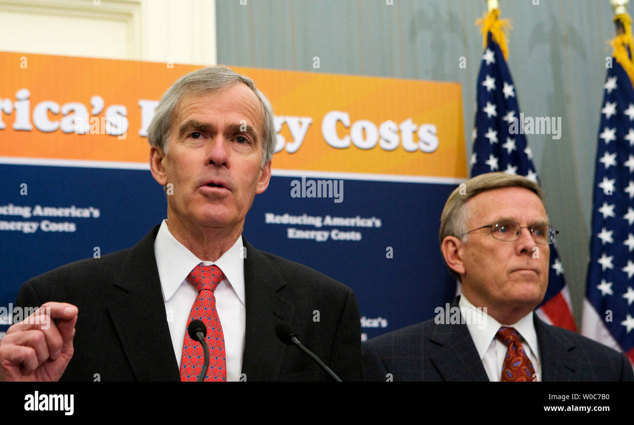 Sen. Jeff Bingaman, D-MN, (L) and Sen. Byron Dorgan, D-ND, (R) hold a news conference on the Democratic proposal to suspend filling the nearly full Strategic Petroleum Reserve to increase supply and lower energy prices on Capitol Hill in Washington on May 9, 2008. (UPI Photo/Patrick D. McDermott) Stock Photo