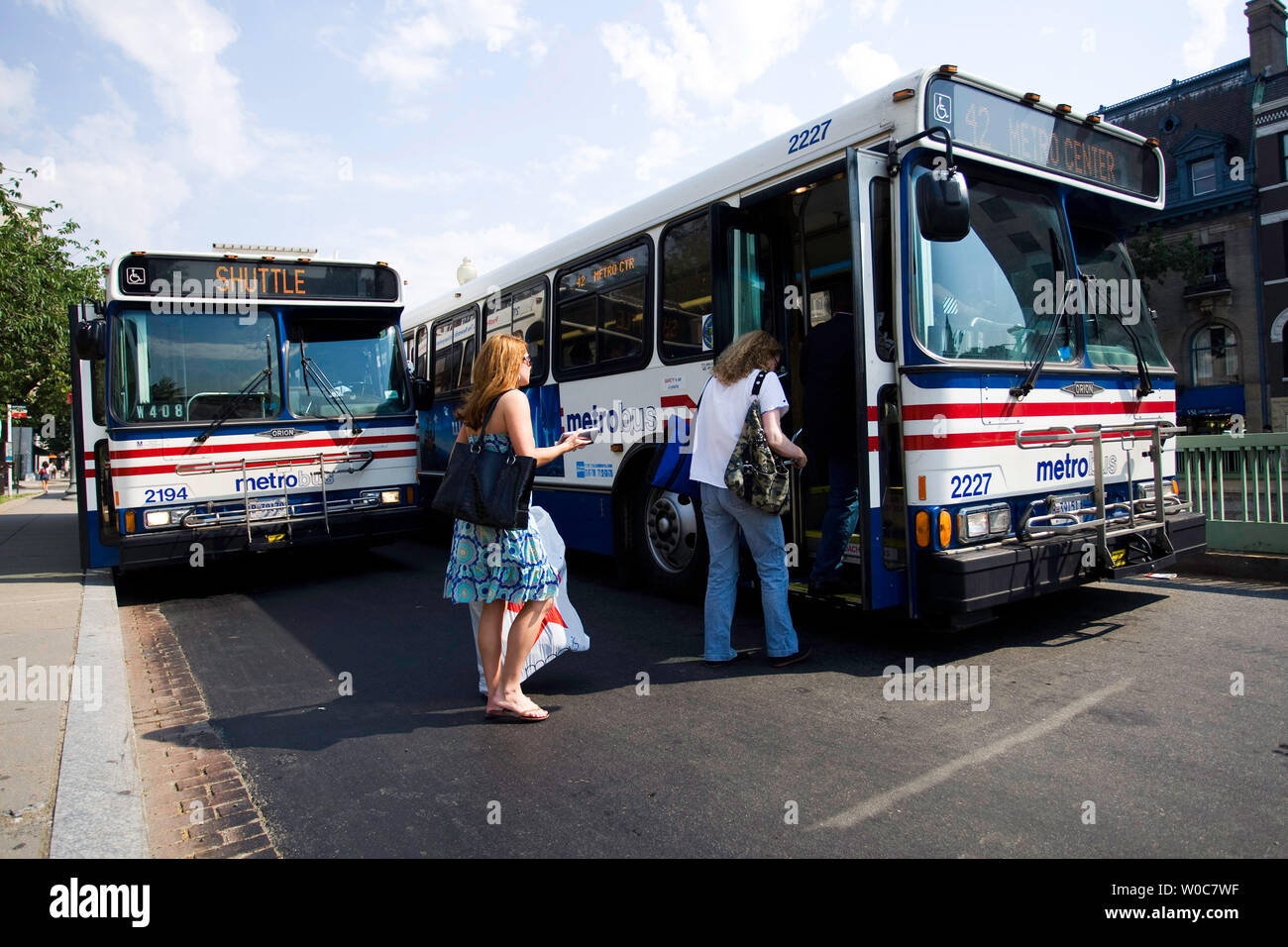 People board shuttle buses after the Dupont Metro Station was temporarily closed after a power outage in downtown Washington on June 13, 2008.  The power outage occurred during the morning rush hour causing major delays. (UPI Photo/Patrick D. McDermott) Stock Photo