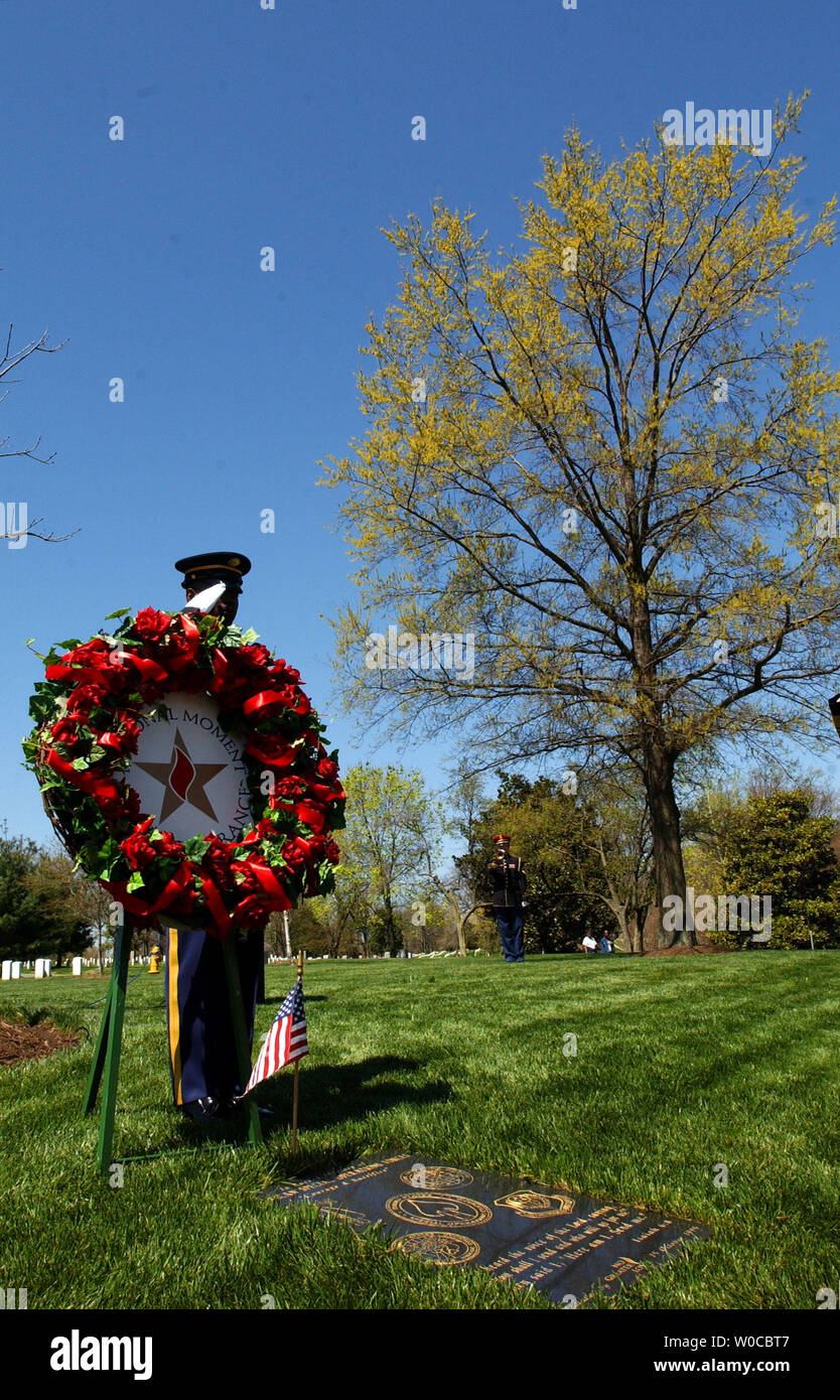 Soldiers playing taps hi-res stock photography and images - Alamy