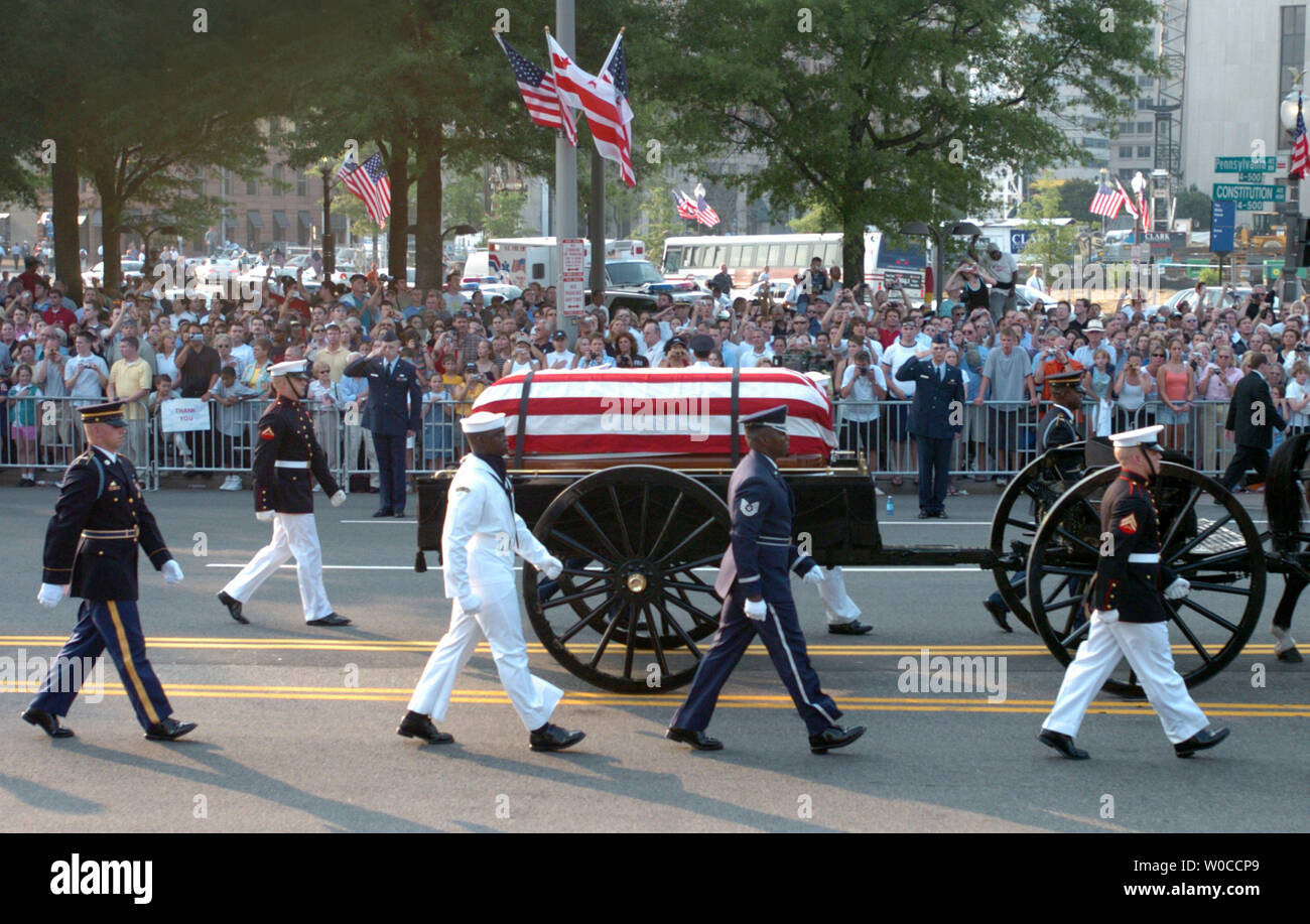 The casket of former President Ronald Reagan proceeds down Constitution ...