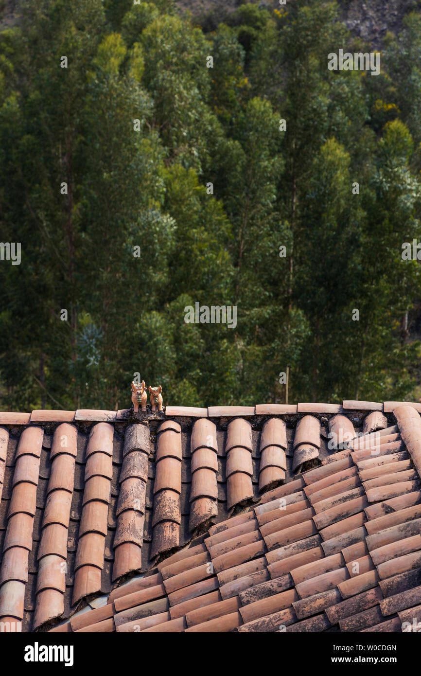 Lucky bulls, pottery animals on roofs of houses to bring good fortune to the inhabitants, Pisac, Sacred Valley, Peru, South America, Stock Photo