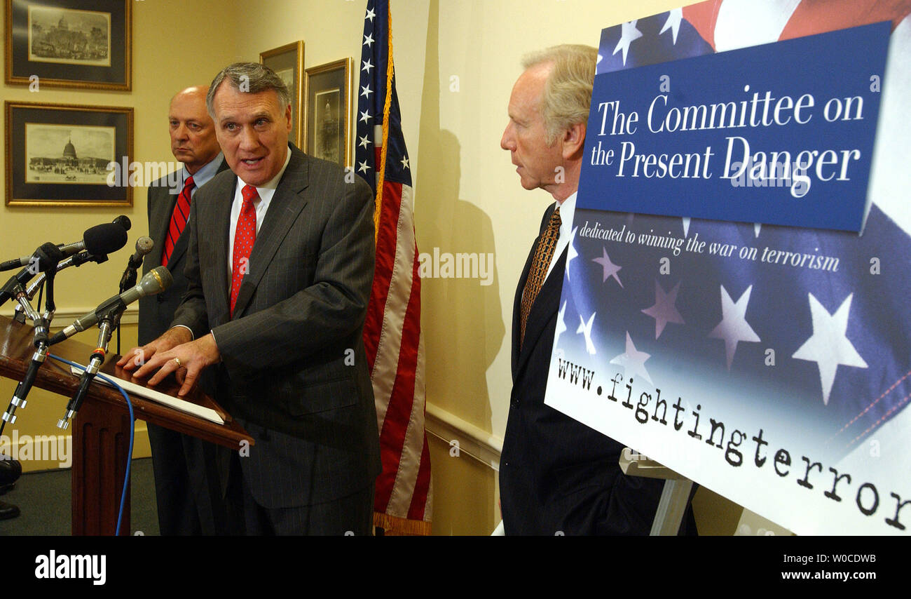 Former Director of Central Intelligence R. James Woolsey, Sen. Jon Kyl (R-AZ) and Sen. Joe Lieberman (D-CT), left to right, discuss the new Committee on the Present Danger during a news conference on July 20, 2004, on Capitol Hill in Washington.They said the cold war-era concept has been revived to help advocate strong policies against the war on terrorism.   (UPI Photo/Roger L. Wollenberg) Stock Photo