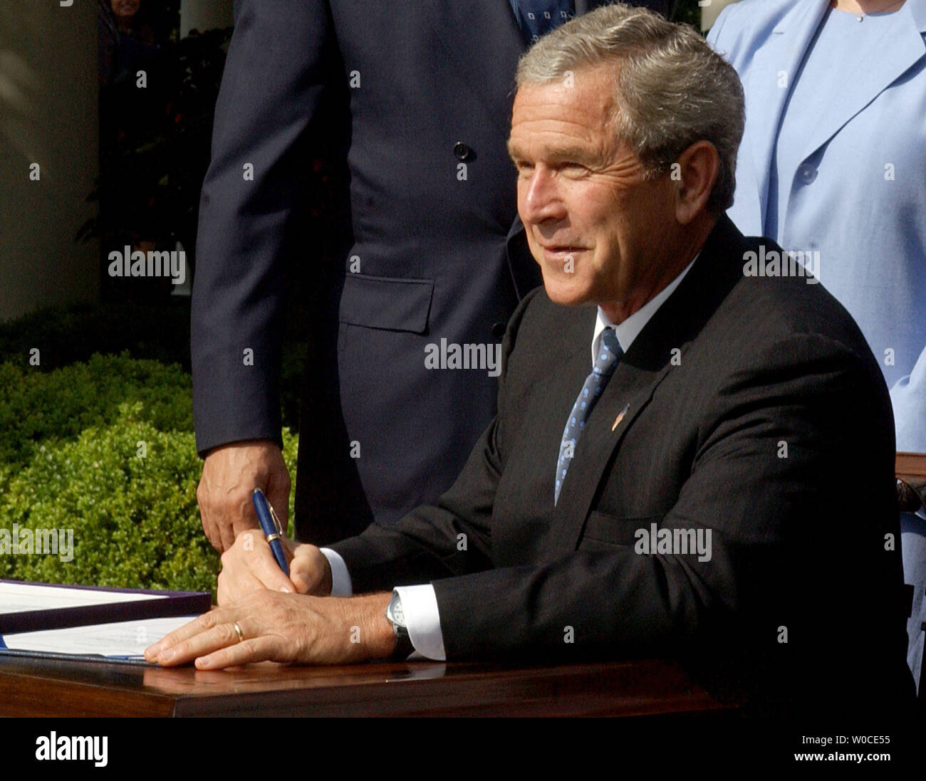 President George W. Bush signs the US-Australia Free Trade Agreement ...