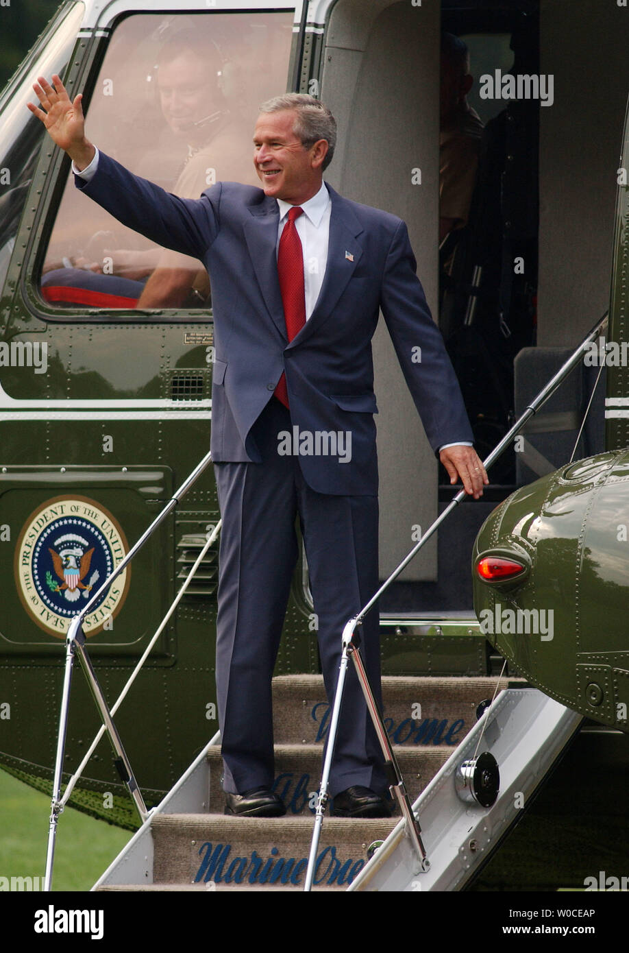 President George W. Bush waves to the press while boarding Marine One on the South Lawn of the White House on August 10, 2004 in Washington.  Bush had just announced that he is nominating Rep. Porter Goss, R-FL, as the new head of the CIA. Goss is a former member of the CIA and sits on the House of Representatives Intelligence Committee. (UPI Photo/Michael Kleinfeld) Stock Photo