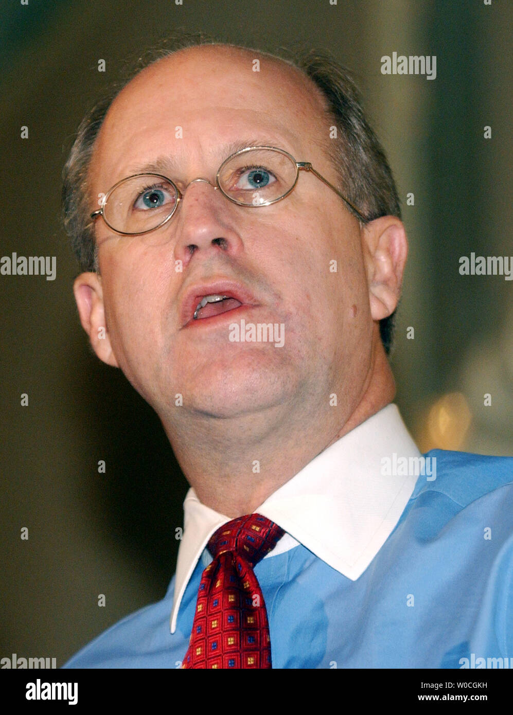 David Walker, Comptroller General of the United States speaks to those gathered at the American Institute of Certified Public Accountant's Employee Benefit Plans Accounting, Auditing and Regulatory Update on December 13, 2004 in Washington.  Walker said that the U.S. dept and obligations to Medicare and Social Security are going be huge problems in the next ten years. (UPI Photo/Michael Kleinfeld) Stock Photo