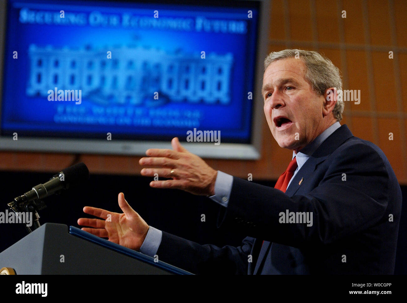 President George W. Bush makes closing remarks at a White House sponsored conference on the economy at the Reagan Trade Center on December 16, 2004 in Washington. The purpose of the conference is to establish economic consensus and policy for the next four years of the Bush Administration. (UPI Photo/Michael Kleinfeld) Stock Photo