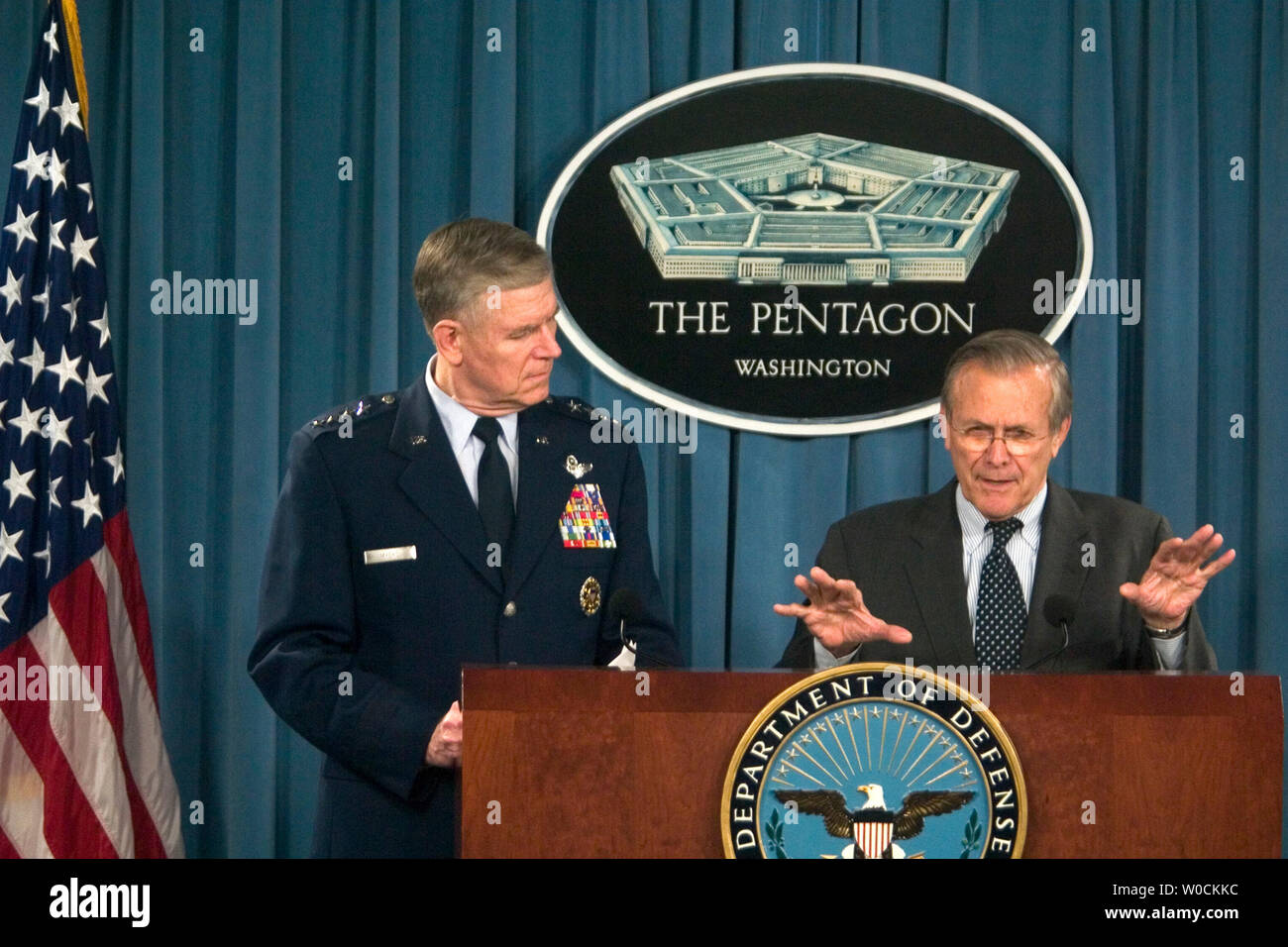 Image of GENERAL MYERS BRIEFS PENTAGON PRESS CORPS, 2003-03-28 (photo)