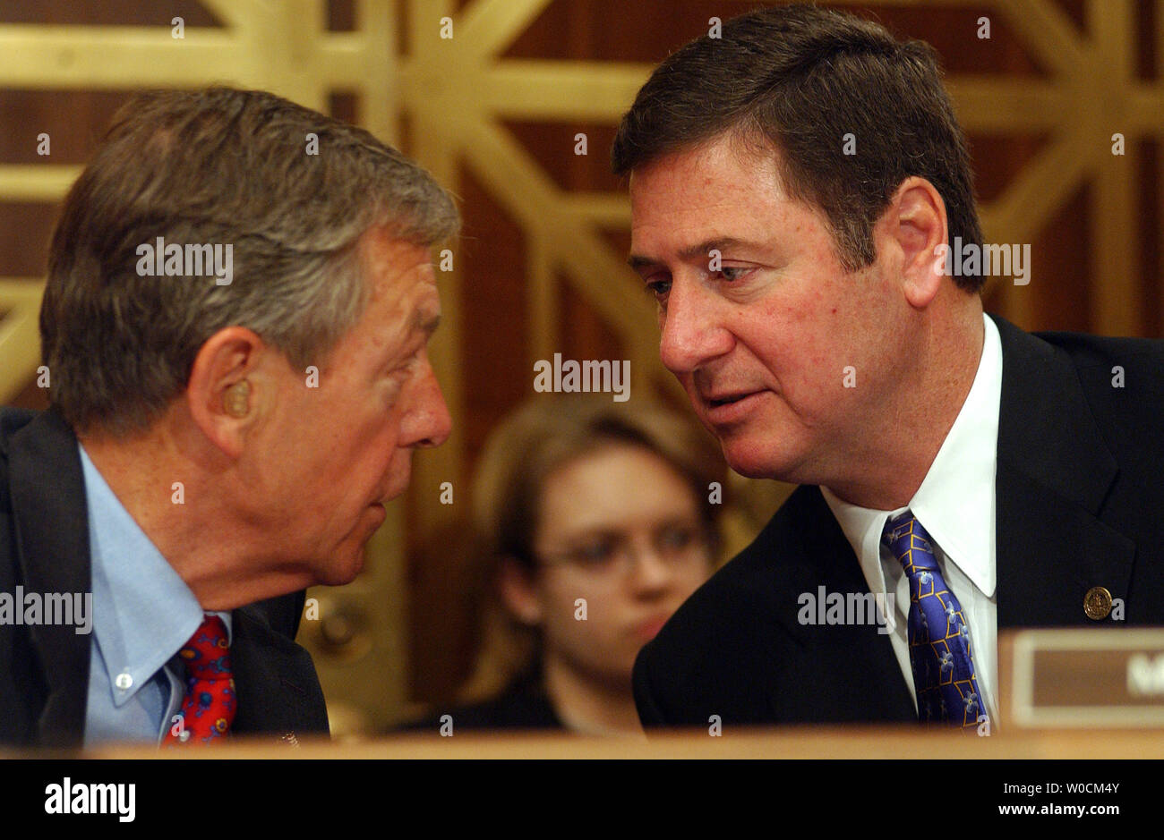 Sens. George Voinovich, R-OH, and George Allen, R-VA, (l to r) confer during a Senate Foreign Relations Committee meeting to vote on the nomination of John Bolton to be the U.S. ambassador to the U.N. on May 12, 2005, on Capitol Hill in Washington. Voinovich continues to oppose the nomination despite pressure from his party to support the President's choice.     (UPI Photo/Roger L. Wollenberg) Stock Photo