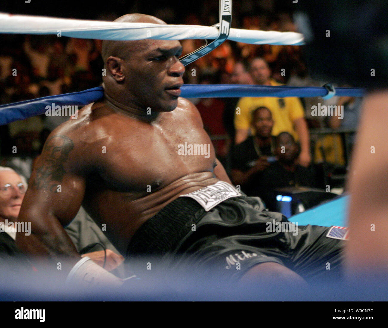 Майк тайсон 2005. Тайсон кевин. Тайсон кевин. Кевин макбрайд против майка тайсона. Майк тайсон кевин макбрайд.