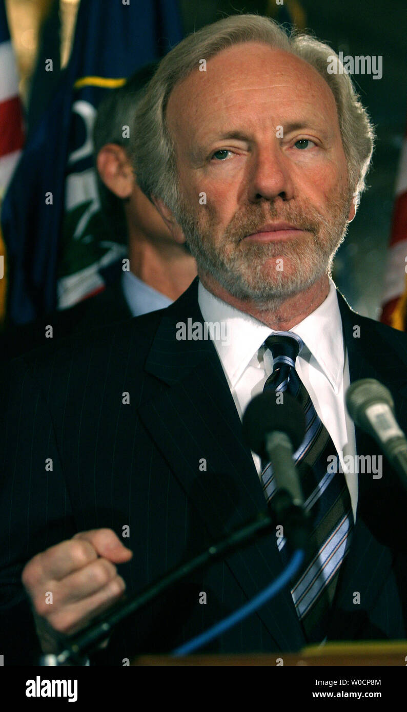 Senator Joe Lieberman (D-CT) announces the passing of the Army Relief Act which would incread the size of America’s army, on Capitol Hill in Washington, DC on July 13, 2005. (UPI Photo/Kevin Dietsch) Stock Photo