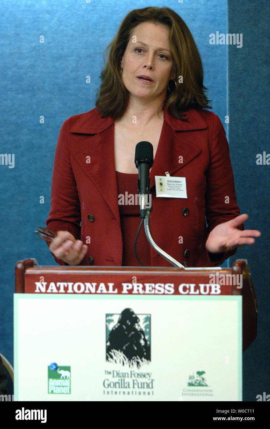 Actress Sigourney Weaver discusses the Dian Fossey Legacy Campaign, commemorating the 20th anniverary of the gorilla researches death, on October 19, 2005, at the National Press Club in Washington. Weaver, who played Fossey in the film 'Gorillas in the Mist,' discussed how the Gorilla Fund continues to teach people about gorillas and aid in their protection.    (UPI Photo/Roger L. Wollenberg) Stock Photo