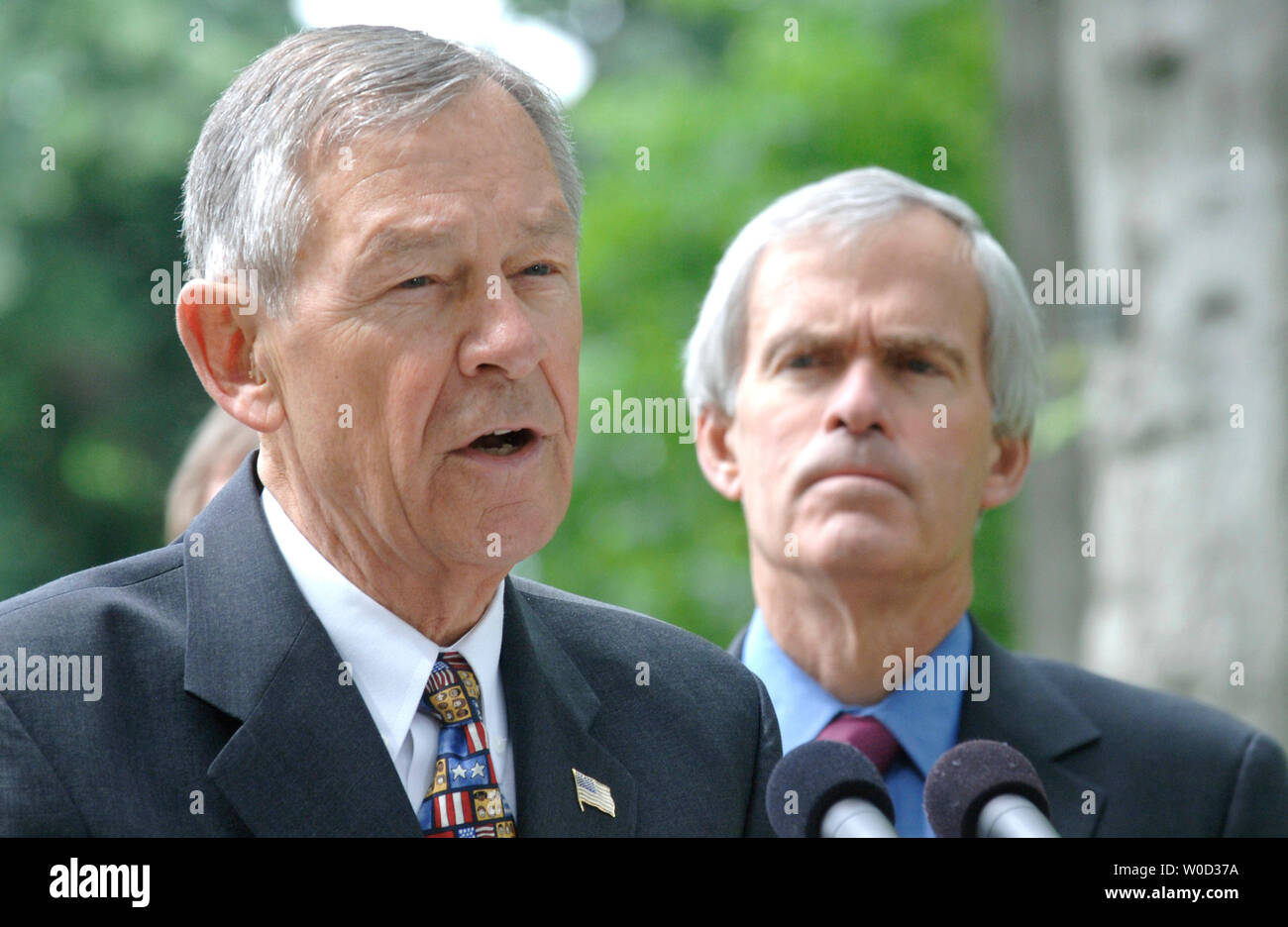 Sen. George Voinovich (R-OH) speaks on the Health Partnership Act of 2006, at a press conference in Washington on May 9, 2006. This legislation is aimed at extending health care to the uninsured and the reduction of health care cost. Voinovich was joined by Sen. Jeff Bingaman (D-NM). (UPI Photo/Kevin Dietsch) Stock Photo