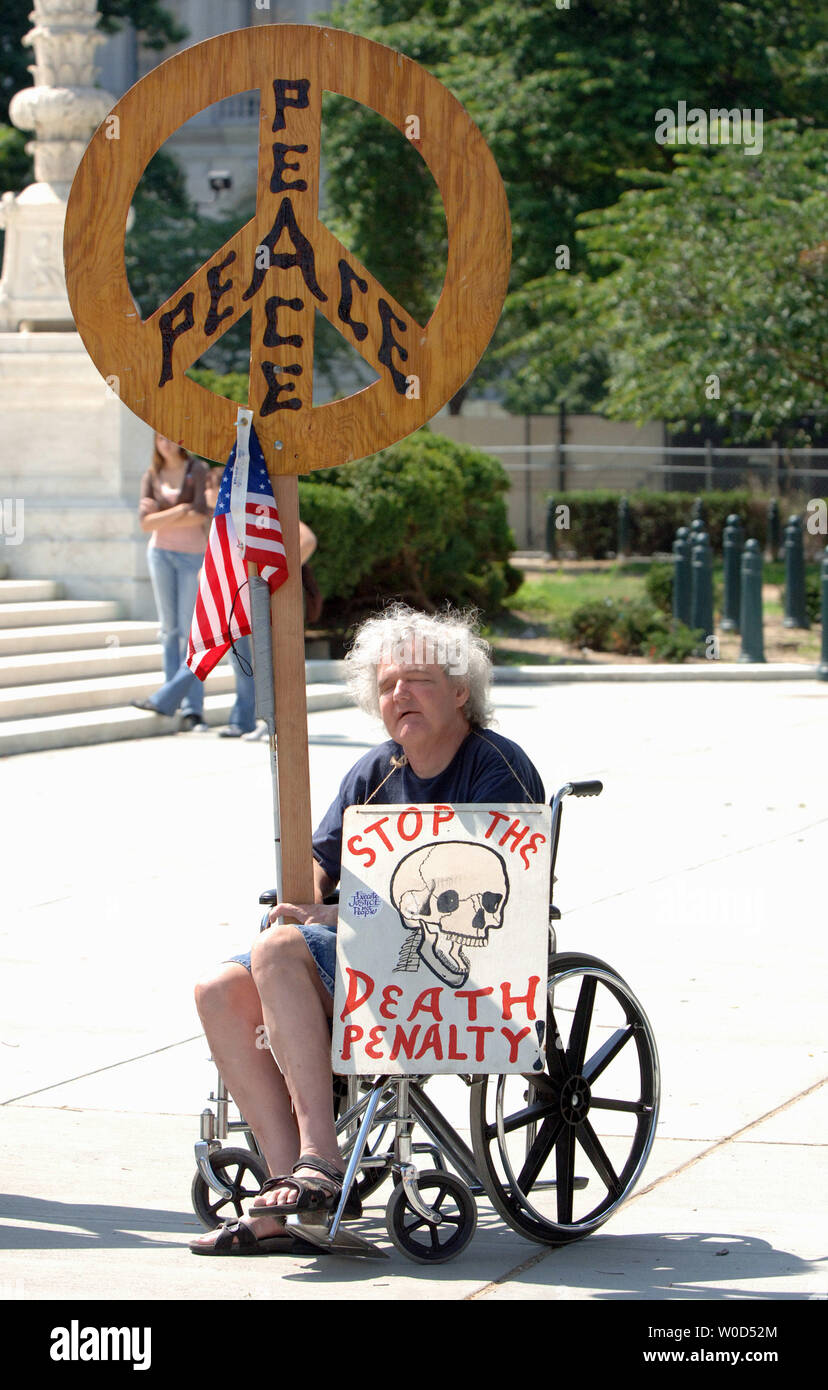 Paul 'the Peace Walker' attends a rally against the death penalty on the 30th anniversary of Gregg v. Georgia, in which the Supreme Court upheld laws written to reinstate the death penalty, in front of the Supreme Court in Washington on June 30, 2006.   (UPI Photo/Roger L. Wollenberg) Stock Photo