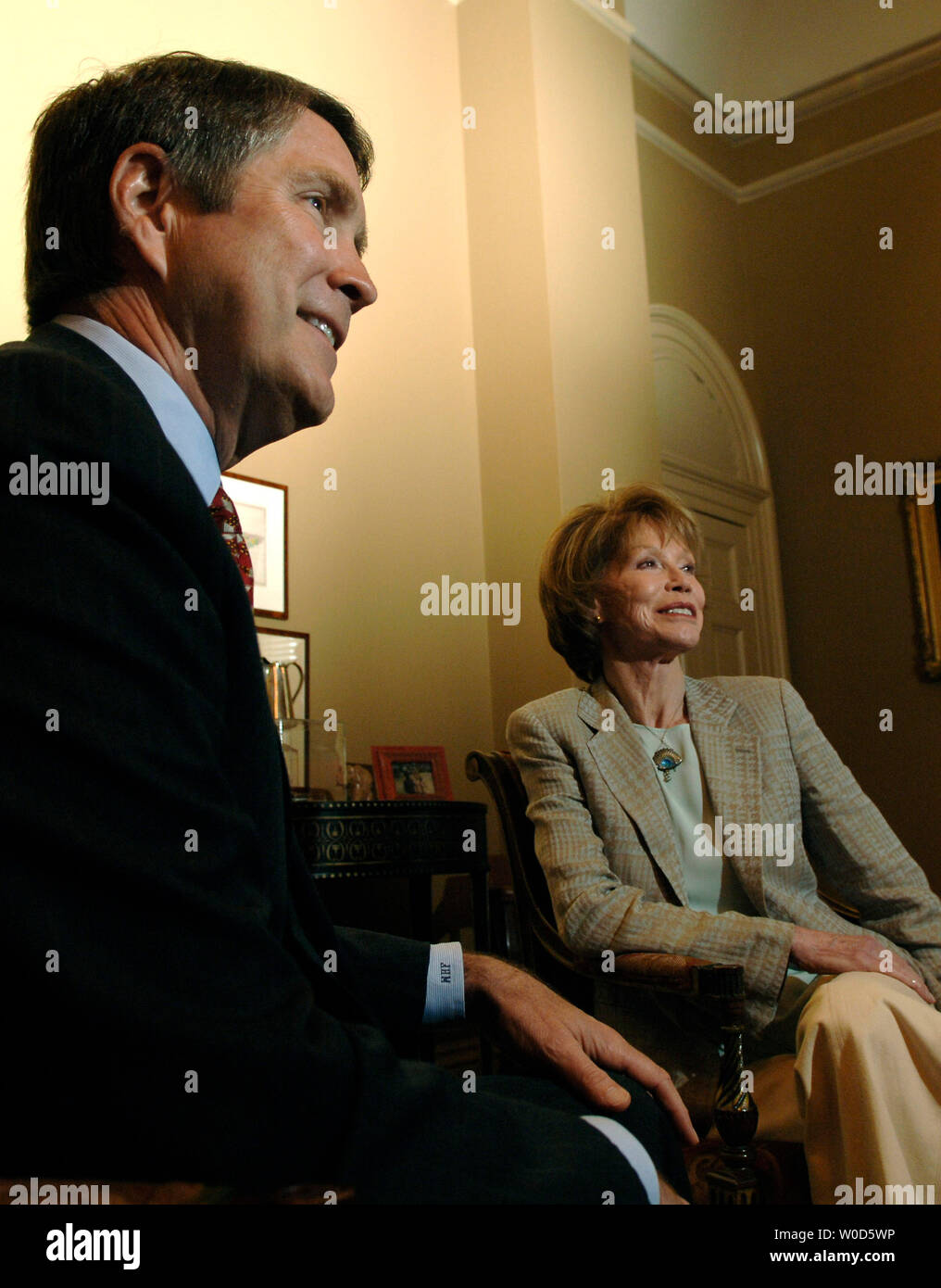 Senate Majority Leader Bill Frist (R-TN) meets with the International Chairman of the Juvenile Diabetes Research Foundation Mary Tyler Moore, in Washington on July 18, 2006. Moore was there to show her support for HR 810, legislation that will expand federal funding for stem cell research.(UPI Photo/Kevin Dietsch) Stock Photo