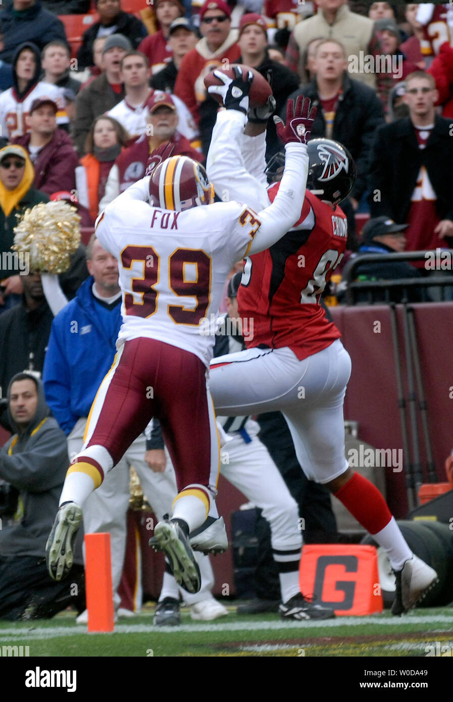 Atlanta Falcons Alge makes a 16-yard touchdown reception over Washington Redskins safety Vernon Fox, at Fed Ex field in Largo, Maryland on December 3, 2006. (UPI Photo/Kevin Dietsch) Stock Photo