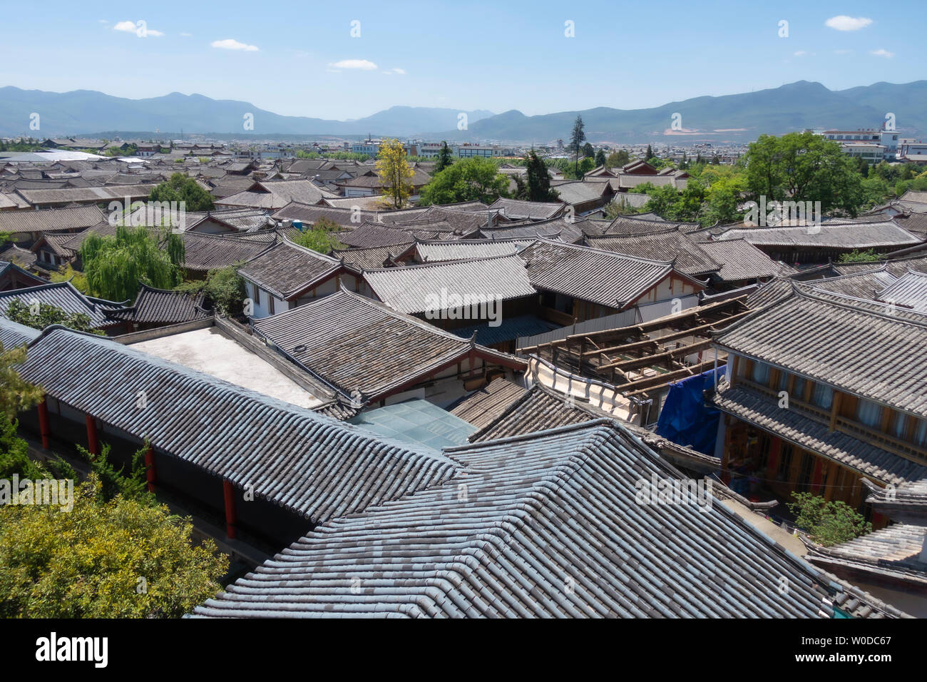 Chinese rooftop architecture yunnan hi-res stock photography and images ...