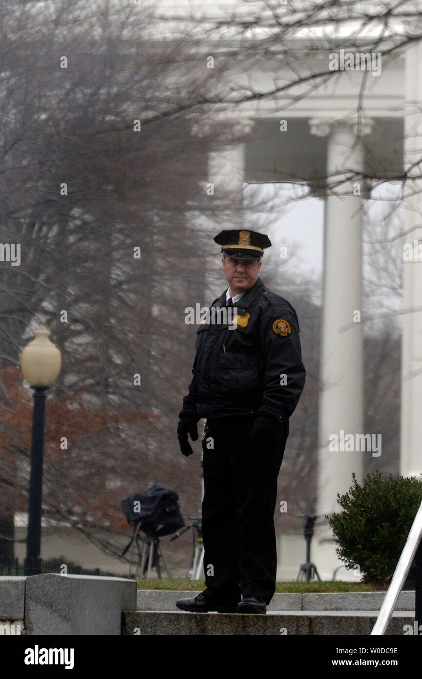 A uniformed Secret Service police stands guard after The White House briefing room was shut down due to a suspicious vehicle, in Washington on February 2, 2007. (UPI Photo/Kevin Dietsch) Stock Photo