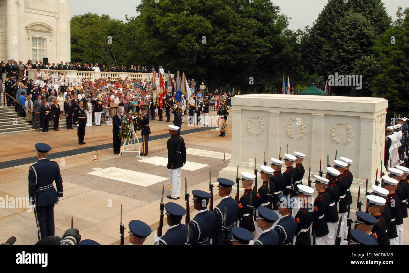 U.S. President George W. Bush, First Lady Laura Bush and Maj. Gen. Guy C. Swann III lay a wreath at the Tomb of the Unknown Soldier at Arlington National Cemetery on in Arlington, Virginia, on Memorial Day, May 28, 2007.    (UPI Photo/Roger L. Wollenberg) Stock Photo