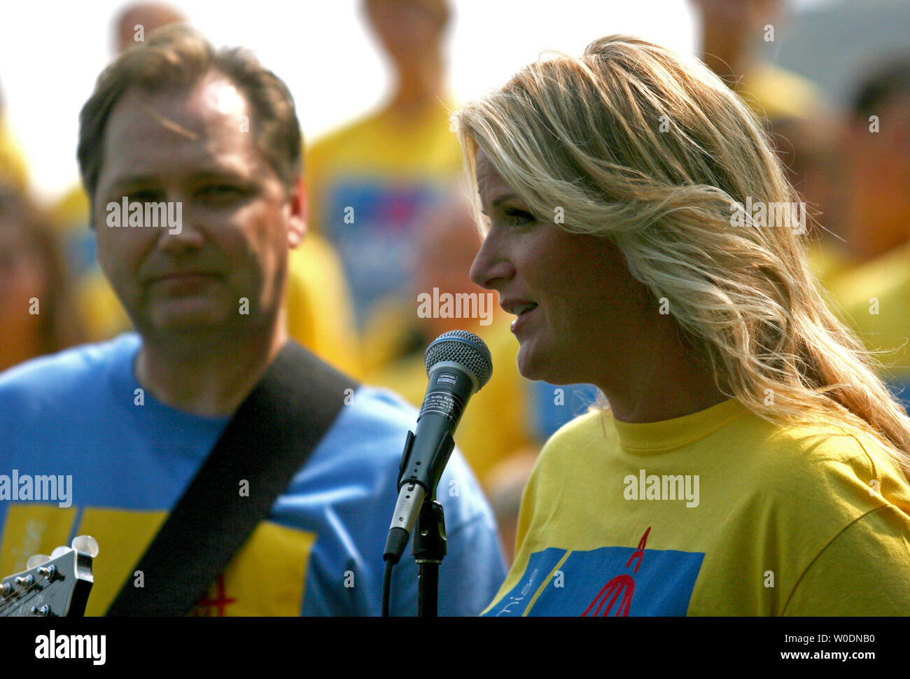 Country music stars Trisha Yearwood (R) and Steve Wariner (L) and 150 children/delegates perform the song, 'Promise to Remember Me' on Capitol Hill in Washington on June 18, 2007.  The Juvenile Diabetes Research Foundation held it's 'Children's Congress 2007' in an effort to raise awareness in Congress. (UPI Photo/Dominic Bracco II) Stock Photo