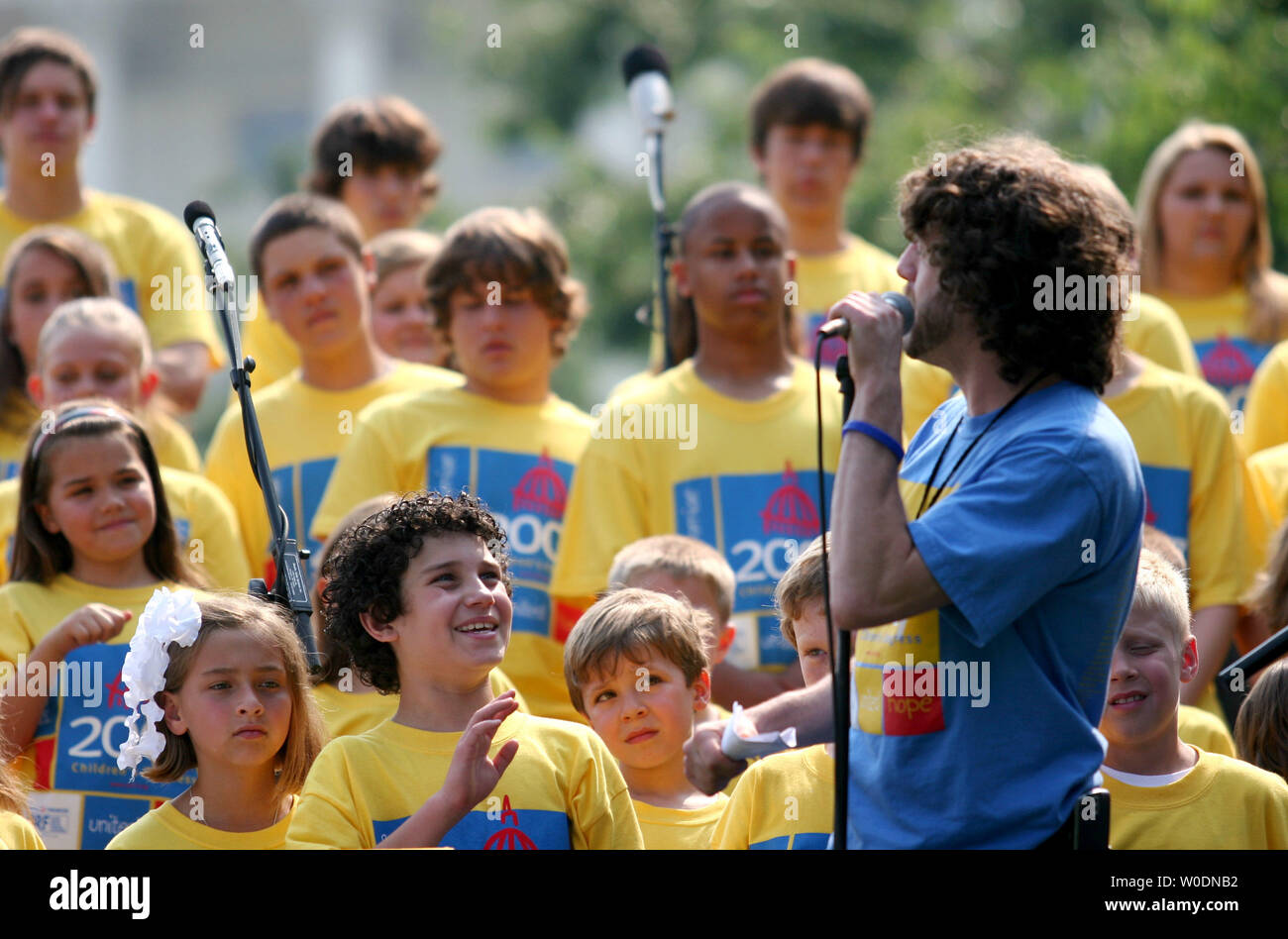 2006 American Idol Finalist Elliott Yamin (R) and 150 children/delegates perform the song, 'Promise to Remember Me' on Capitol Hill in Washington on June 18, 2007. The Juvenile Diabetes Research Foundation held it's 'Children's Congress 2007' in an effort to raise awareness in Congress. (UPI Photo/Dominic Bracco II) Stock Photo