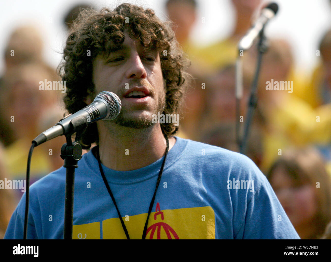 2006 American Idol Finalist Elliott Yamin and 150 children/delegates perform the song, 'Promise to Remember Me' on Capitol Hill in Washington on June 18, 2007. The Juvenile Diabetes Research Foundation held it's 'Children's Congress 2007' in an effort to raise awareness in Congress. (UPI Photo/Dominic Bracco II) Stock Photo