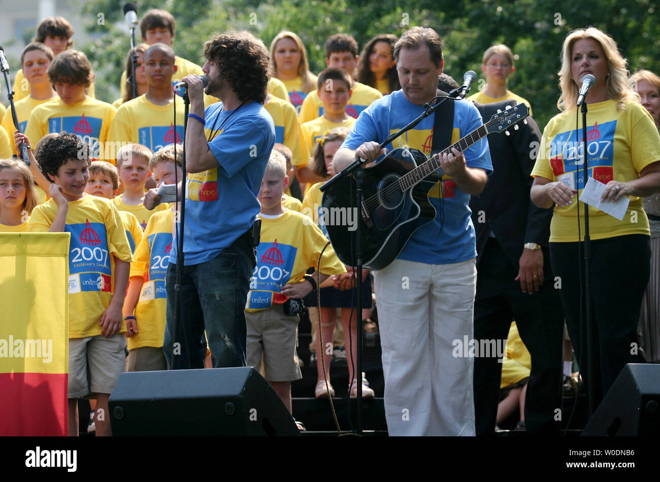 2006 American Idol Finalist Elliott Yamin (L), country music stars Steve Wariner (C) and Trisha Yearwood (R), and 150 children/delegates perform the song, 'Promise to Remember Me' on Capitol Hill in Washington on June 18, 2007. The Juvenile Diabetes Research Foundation held it's 'Children's Congress 2007' in an effort to raise awareness in Congress. (UPI Photo/Dominic Bracco II) Stock Photo