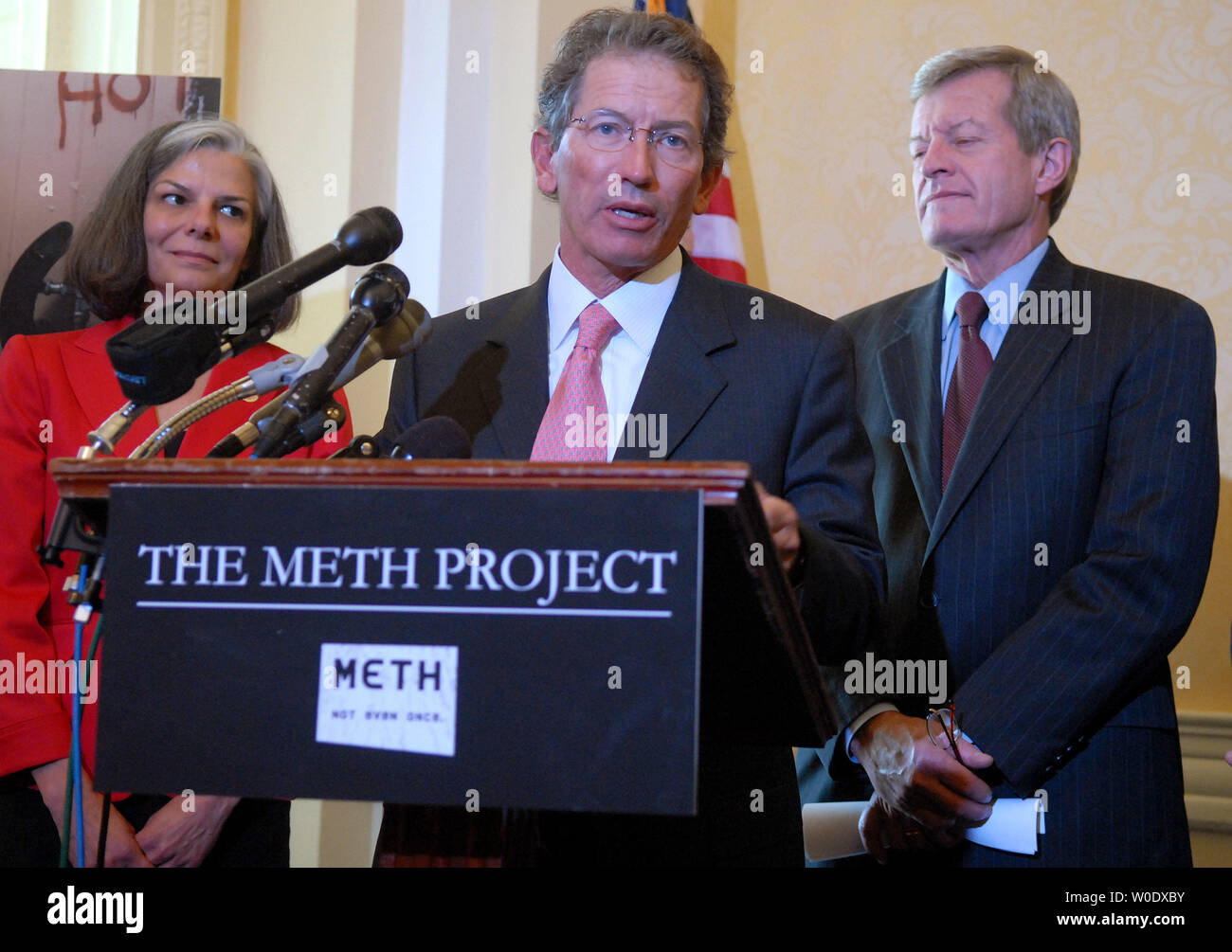 Thomas Siebel (C), Chairman and founder of The Meth Project, talks alongside Sen. Max Baucus (R-MT) (R) and CDC Director Julie Gerberding at a news conference to discuss the findings of the first national survey on methamphetamine use and attitudes in Washington on September 18, 2007. The Meth Project is a large-scale prevention program aimed at reducing first-time methamphetamine use through public outreach, public service messaging and community outreach. (UPI Photo/Kevin Dietsch) Stock Photo