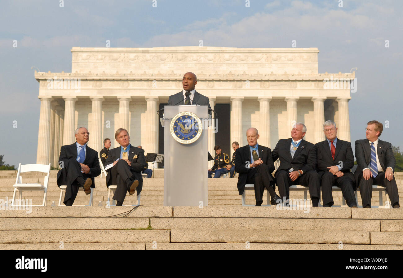 Former Nfl Player Tiki Barber Delivers Remarks During A