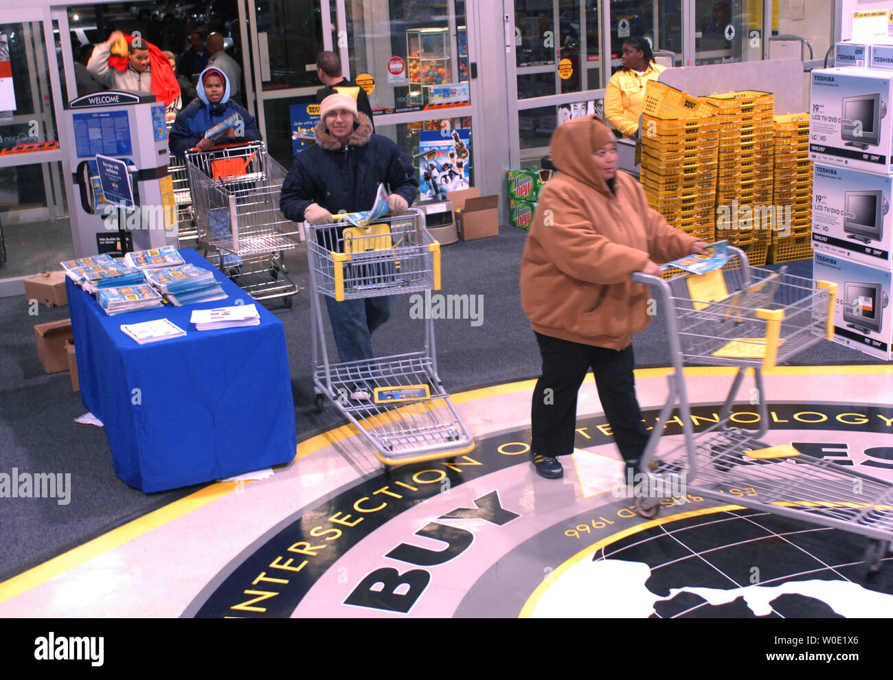 Shoppers file into Best Buy in Alexandria, Virginia, just after the store's 5:00 AM opening, for special early-bird discounts on Black Friday, November 23, 2007. Thousands of shoppers lined up outside the store hours before it opened. (UPI Photo/Alexis C. Glenn) Stock Photo