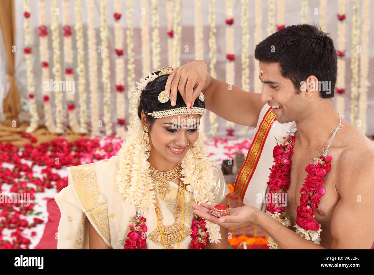 Couple performing Sindoor Daan ceremony in malayalee wedding Stock Photo -  Alamy