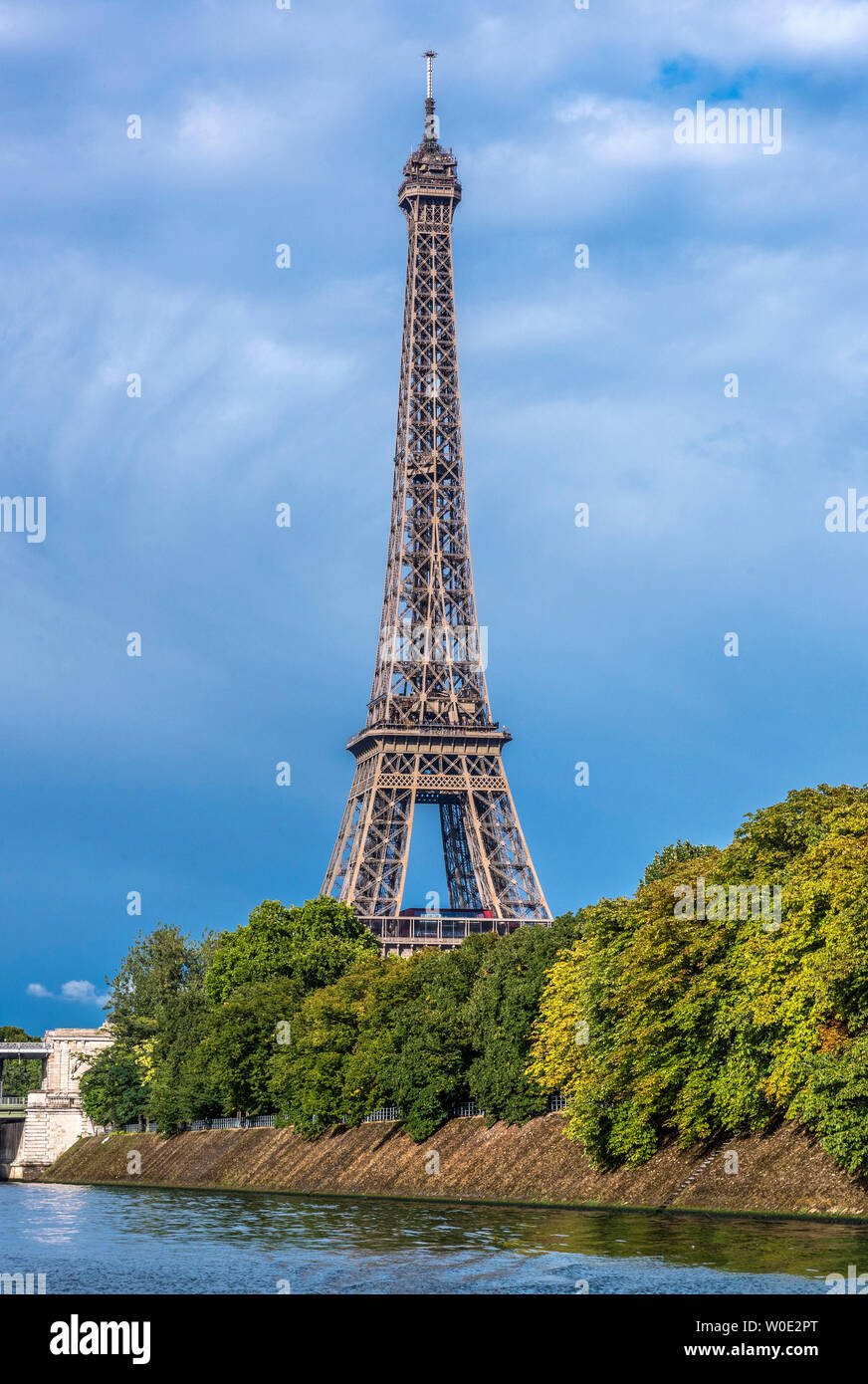 France, 15th arrondissement of Paris, Eiffel Tower and île aux Cygnes over the Seine river Stock Photo